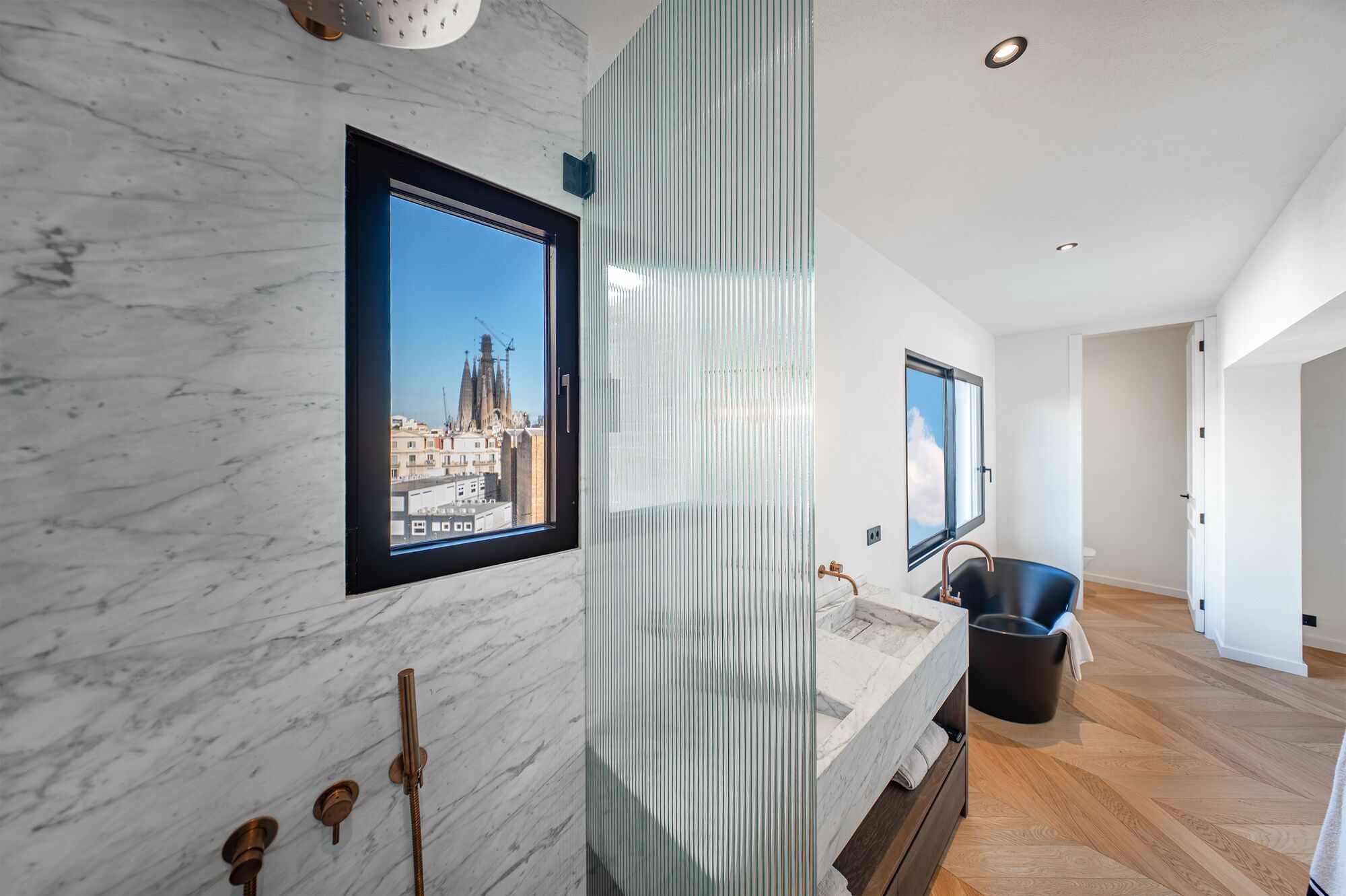 Bright renovated penthouse with terrace and 4 en-suite bedrooms