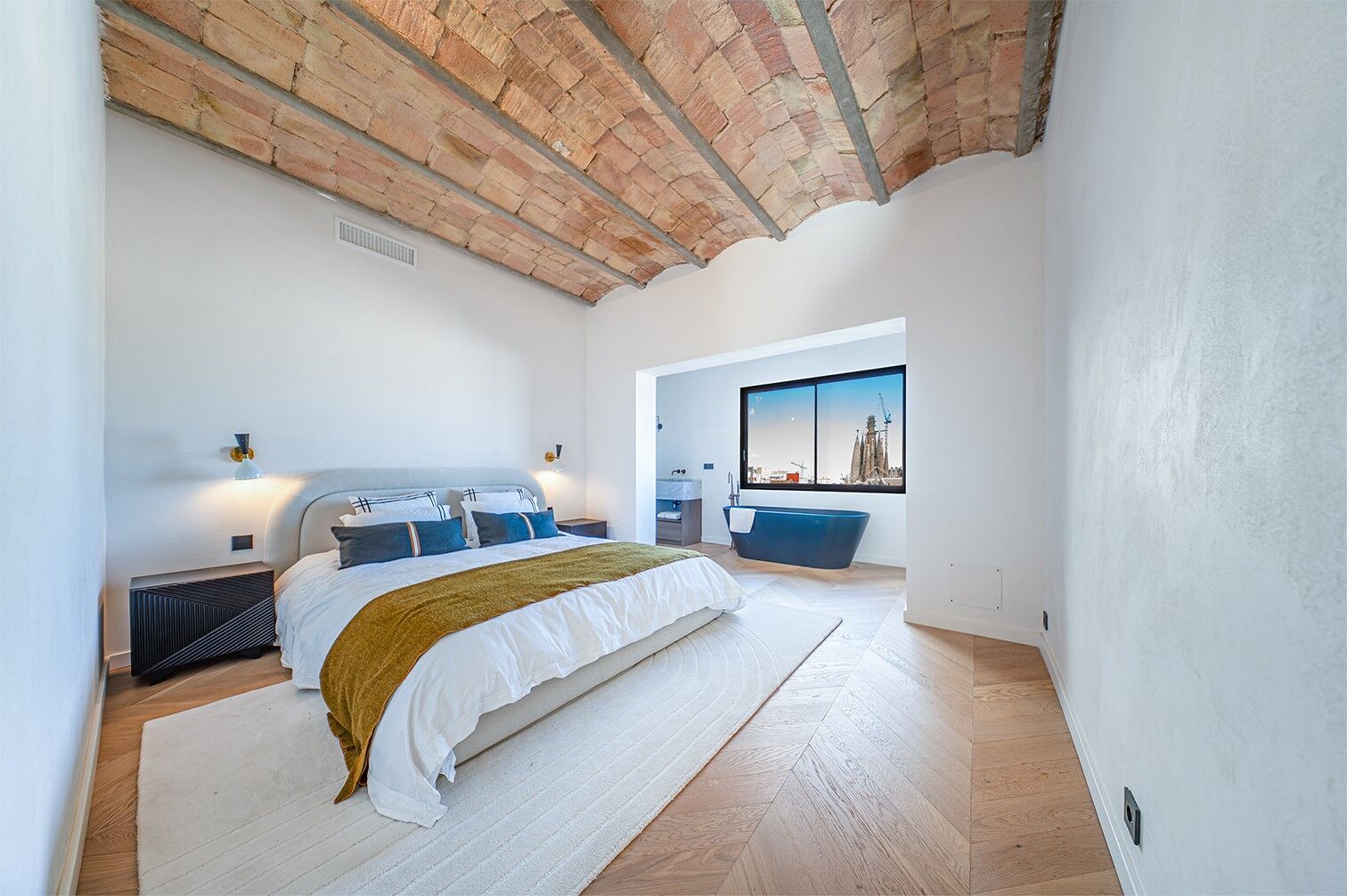 Bright renovated penthouse with terrace and 4 en-suite bedrooms