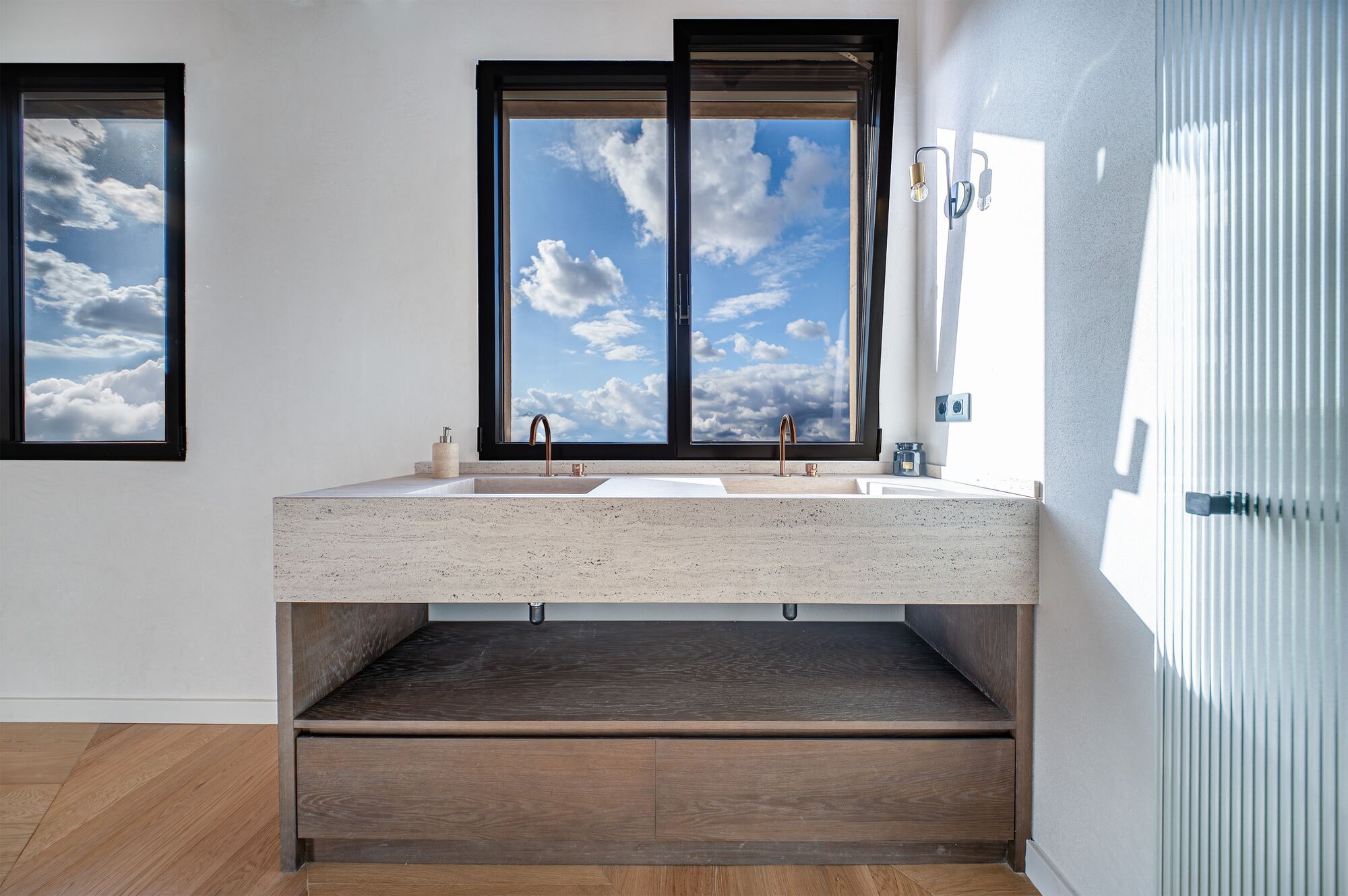 Bright renovated penthouse with terrace and 4 en-suite bedrooms