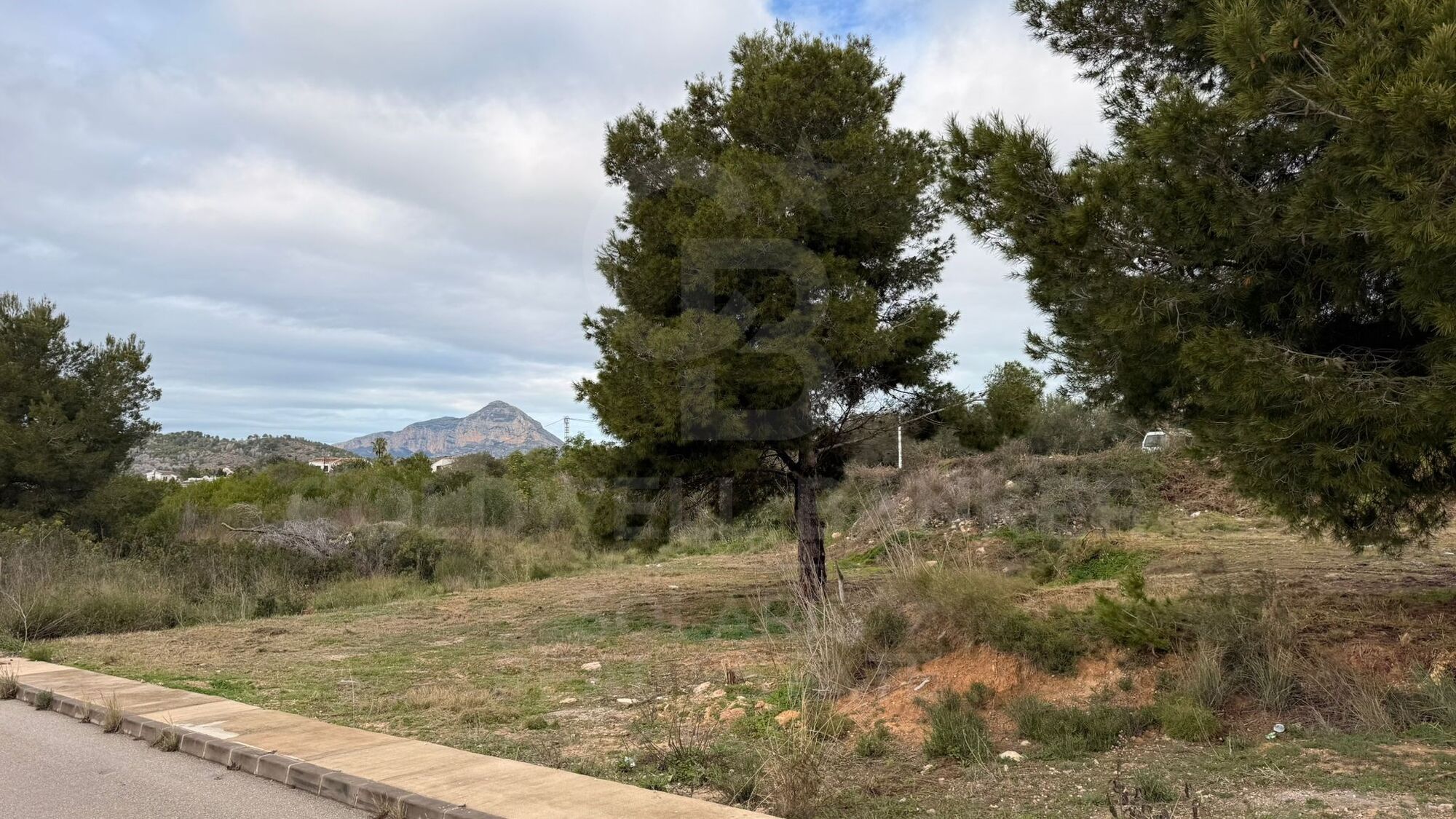 Exclusiva parcela urbanizada con potencial premium en Vall del Sol