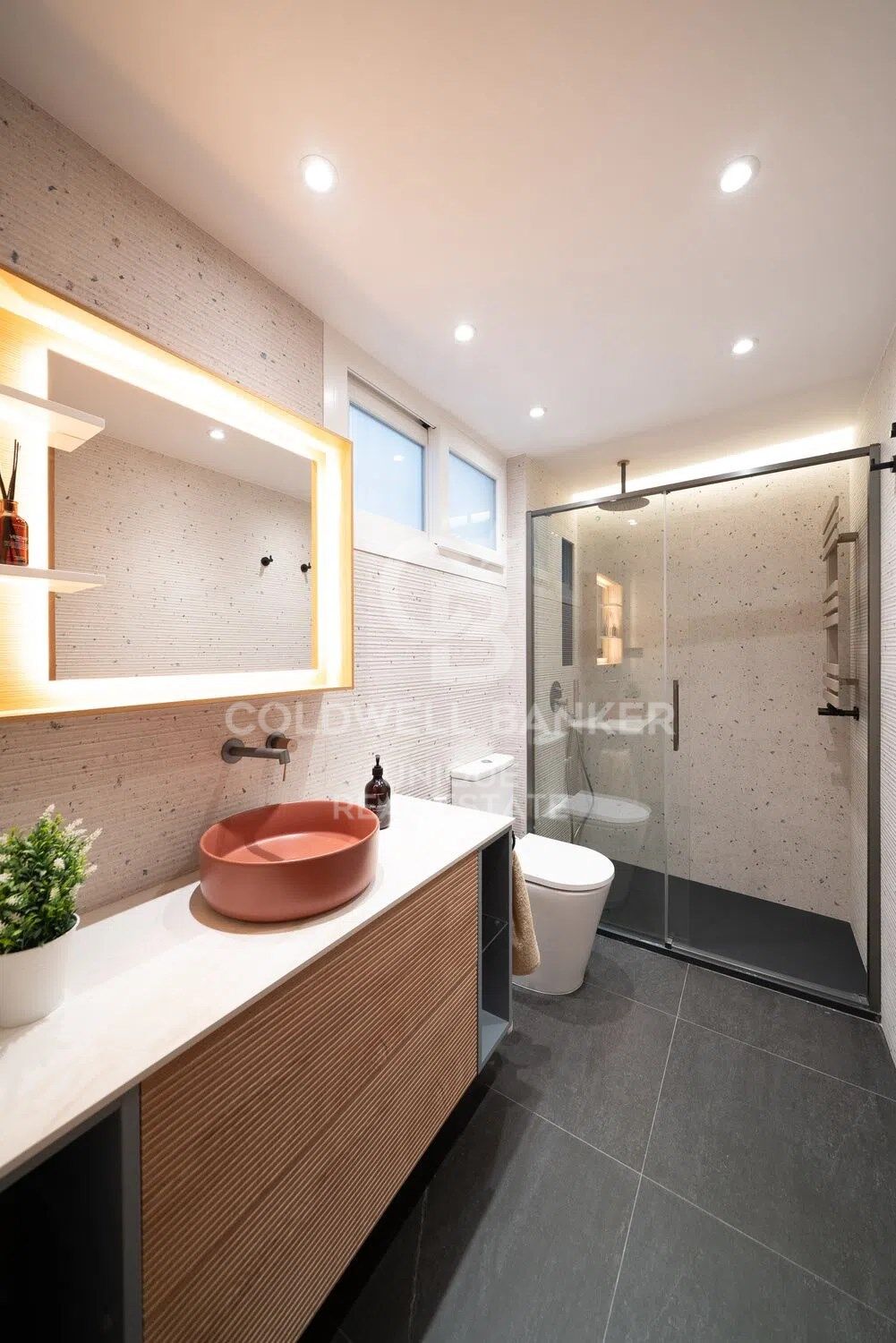 Neuwertige Außenwohnung mit 2 Schlafzimmern im Zentrum von Madrid