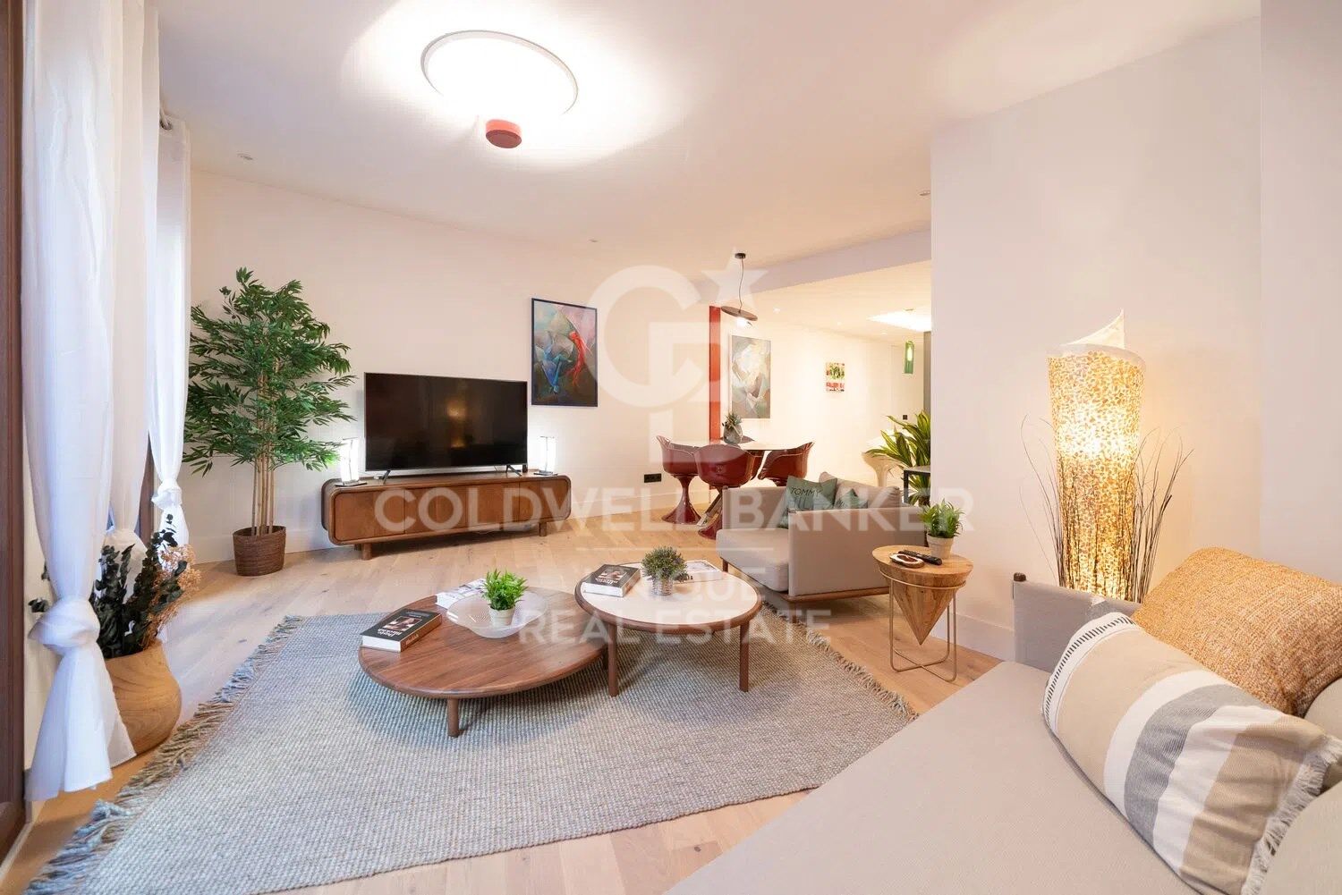 Neuwertige Außenwohnung mit 2 Schlafzimmern im Zentrum von Madrid