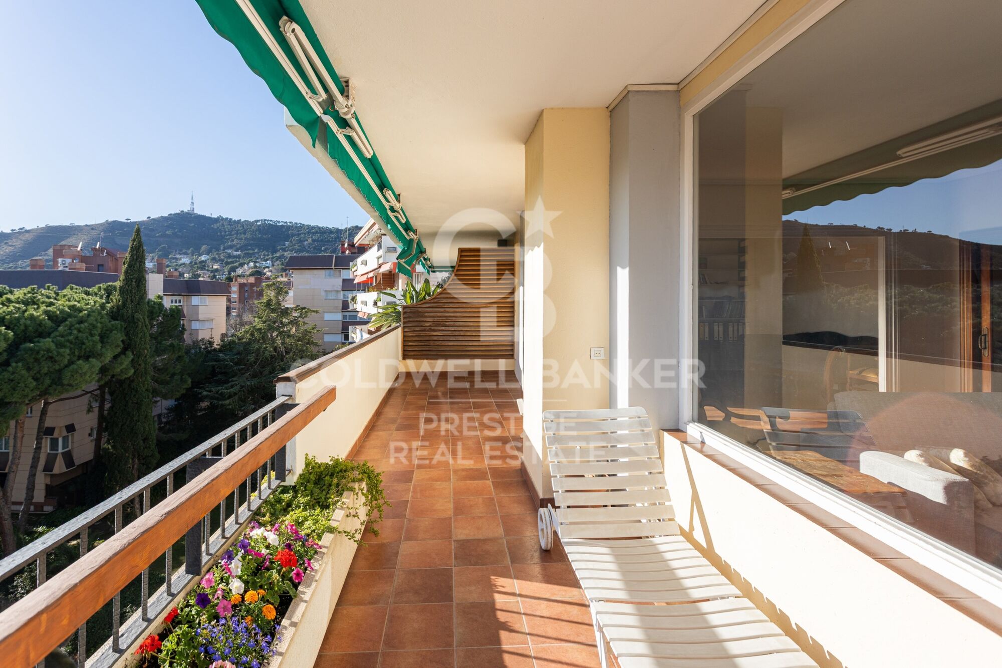 Piso con terraza y 3 plazas de parking en venta en Pedralbes