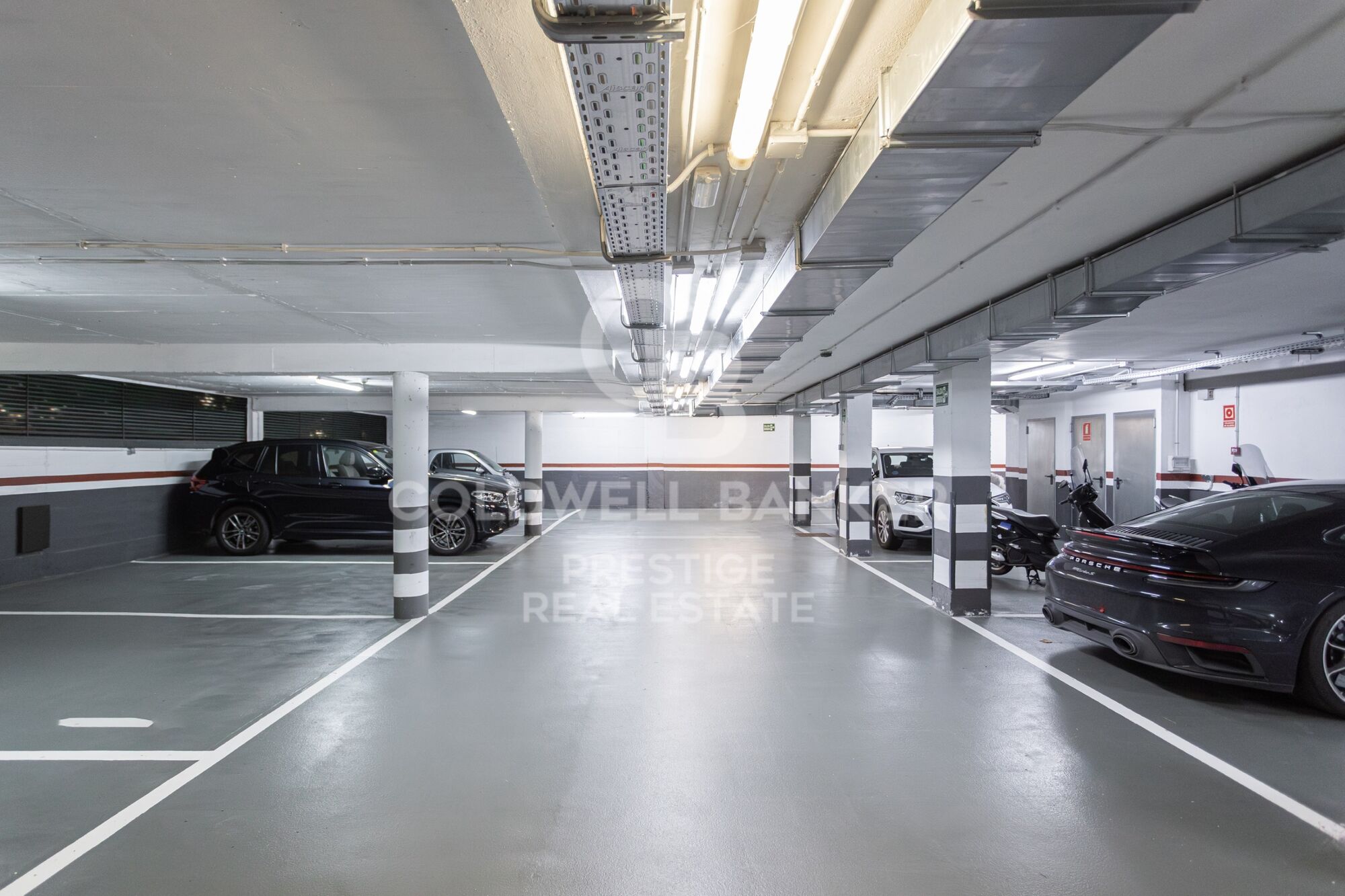 Piso con terraza y 3 plazas de parking en venta en Pedralbes