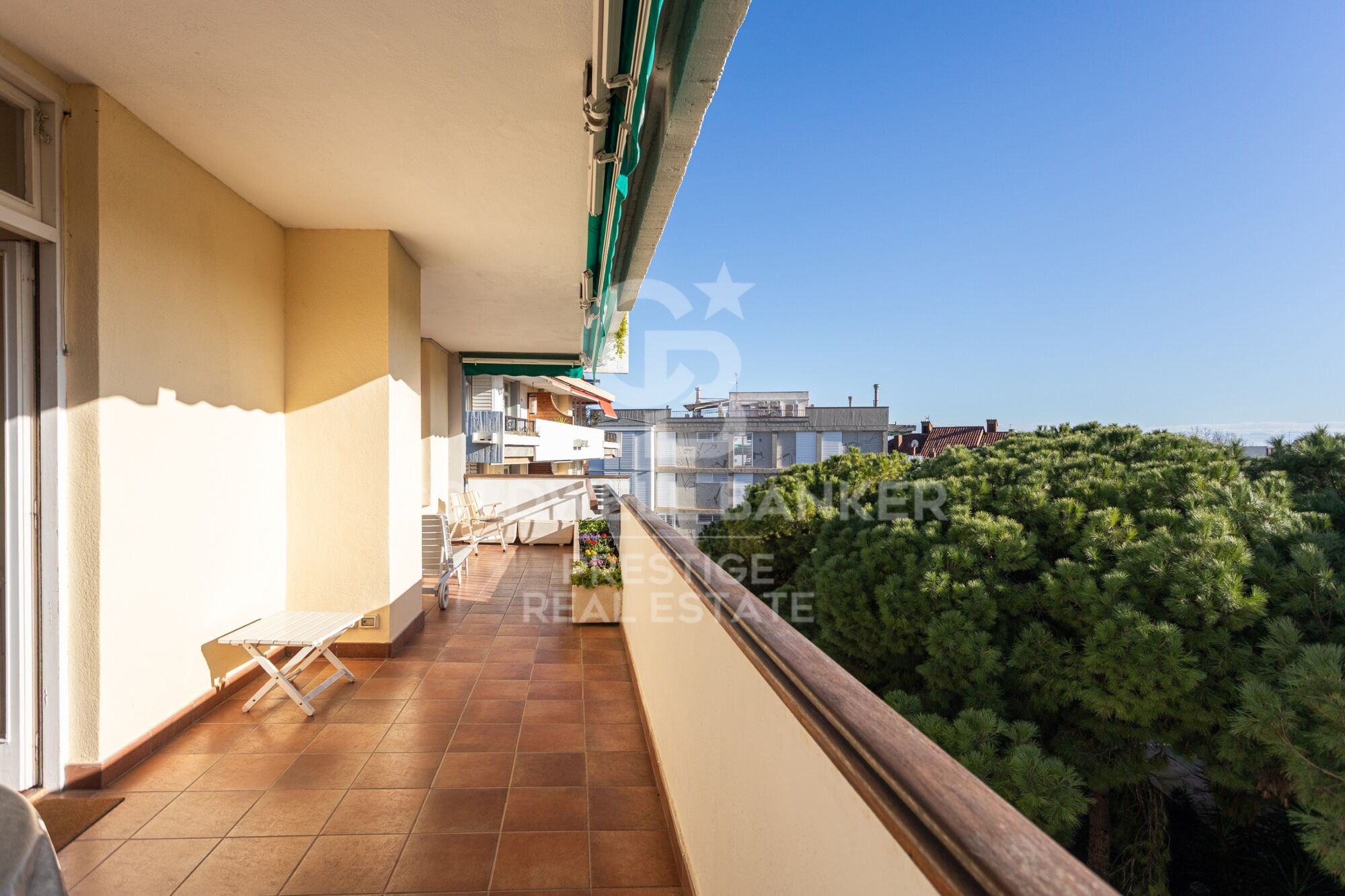 Piso con terraza y 3 plazas de parking en venta en Pedralbes