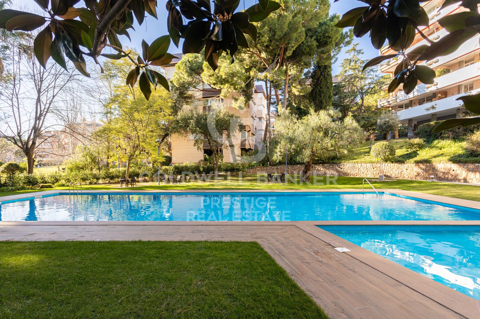 Piso con terraza y 3 plazas de parking en venta en Pedralbes