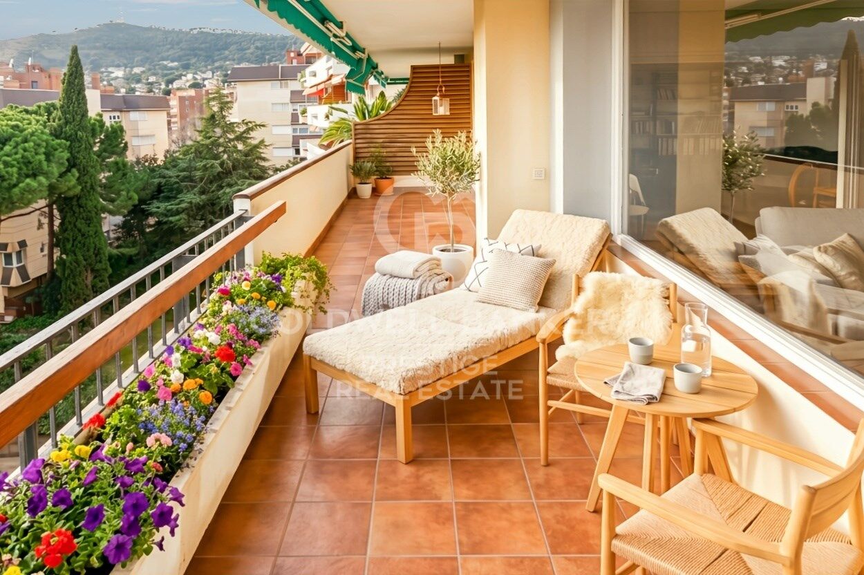 Apartment with terrace and 3 parking spaces for sale in Pedralbes