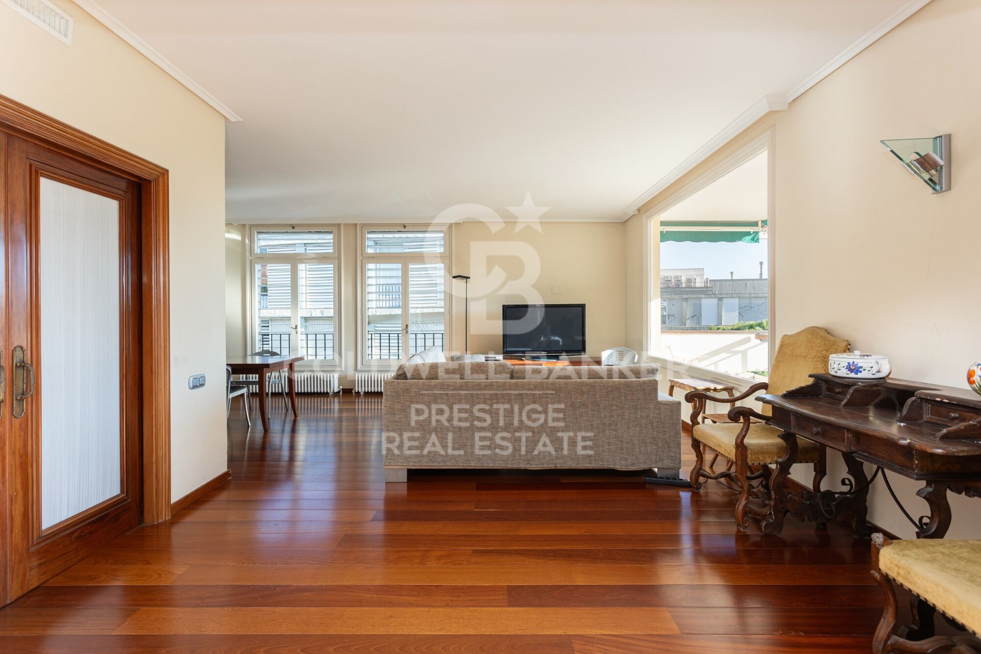 Apartment with terrace and 3 parking spaces for sale in Pedralbes