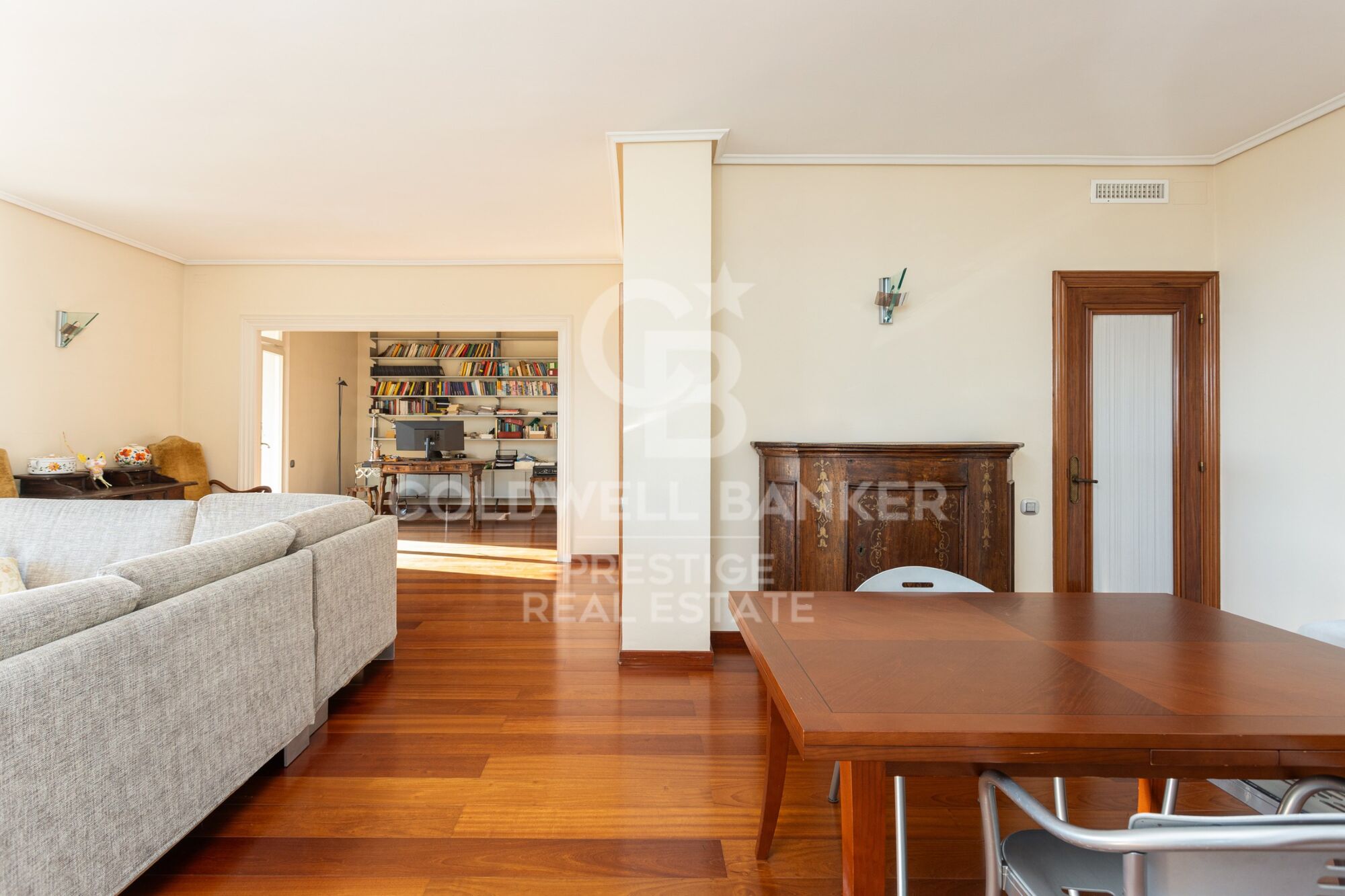 Apartment with terrace and 3 parking spaces for sale in Pedralbes