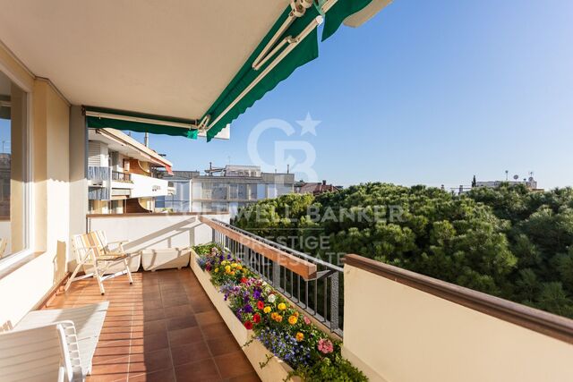 Apartment with terrace and 3 parking spaces for sale in Pedralbes