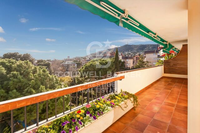 Apartment with terrace and 3 parking spaces for sale in Pedralbes