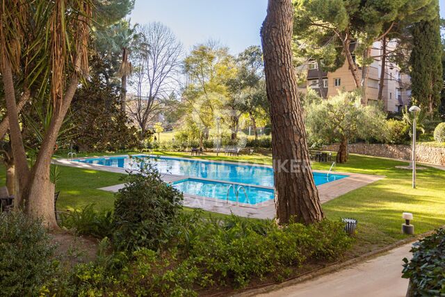 Apartment with terrace and 3 parking spaces for sale in Pedralbes