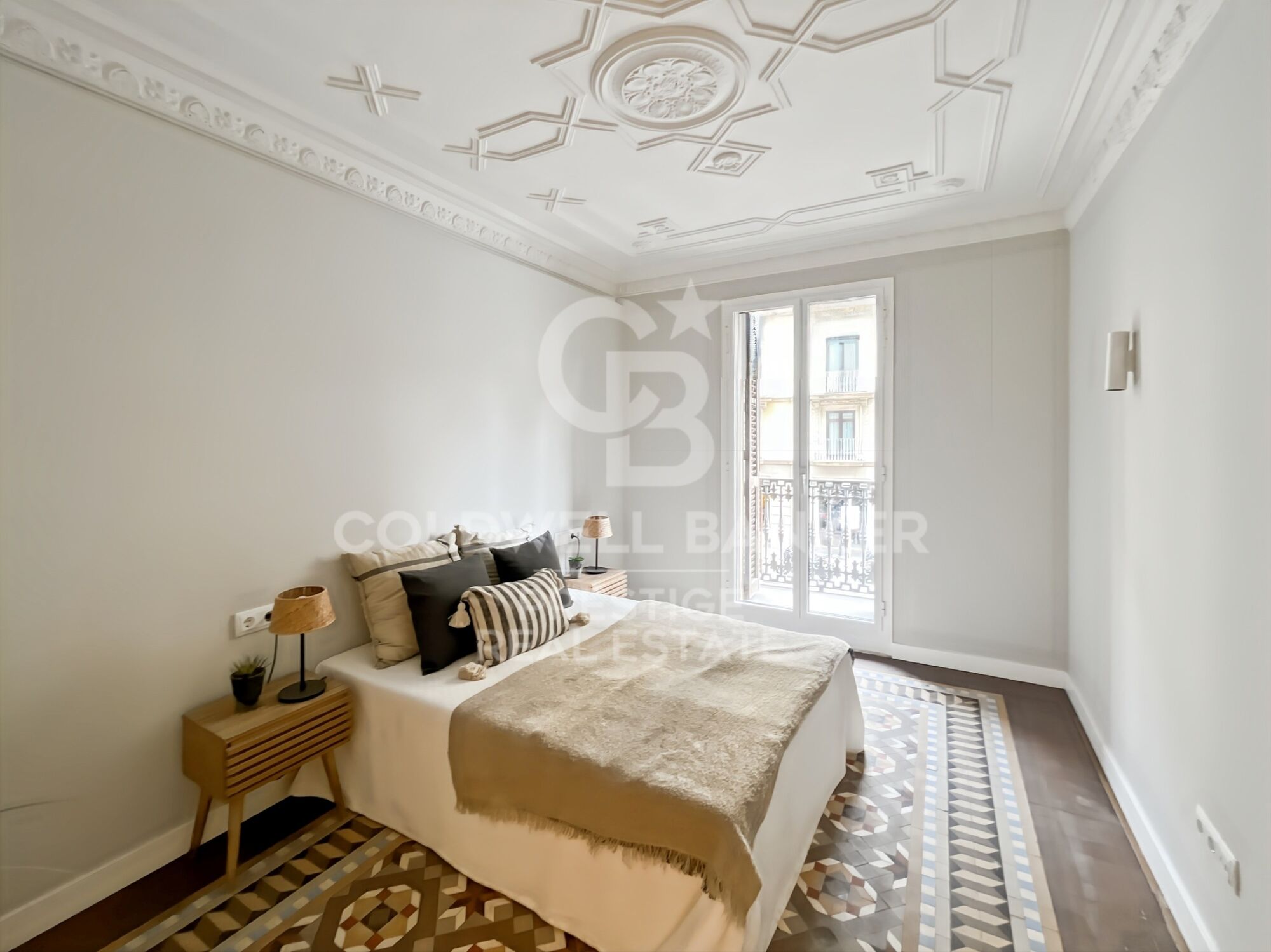 For sale renovated flat with terrace close to Paseo de Gracia