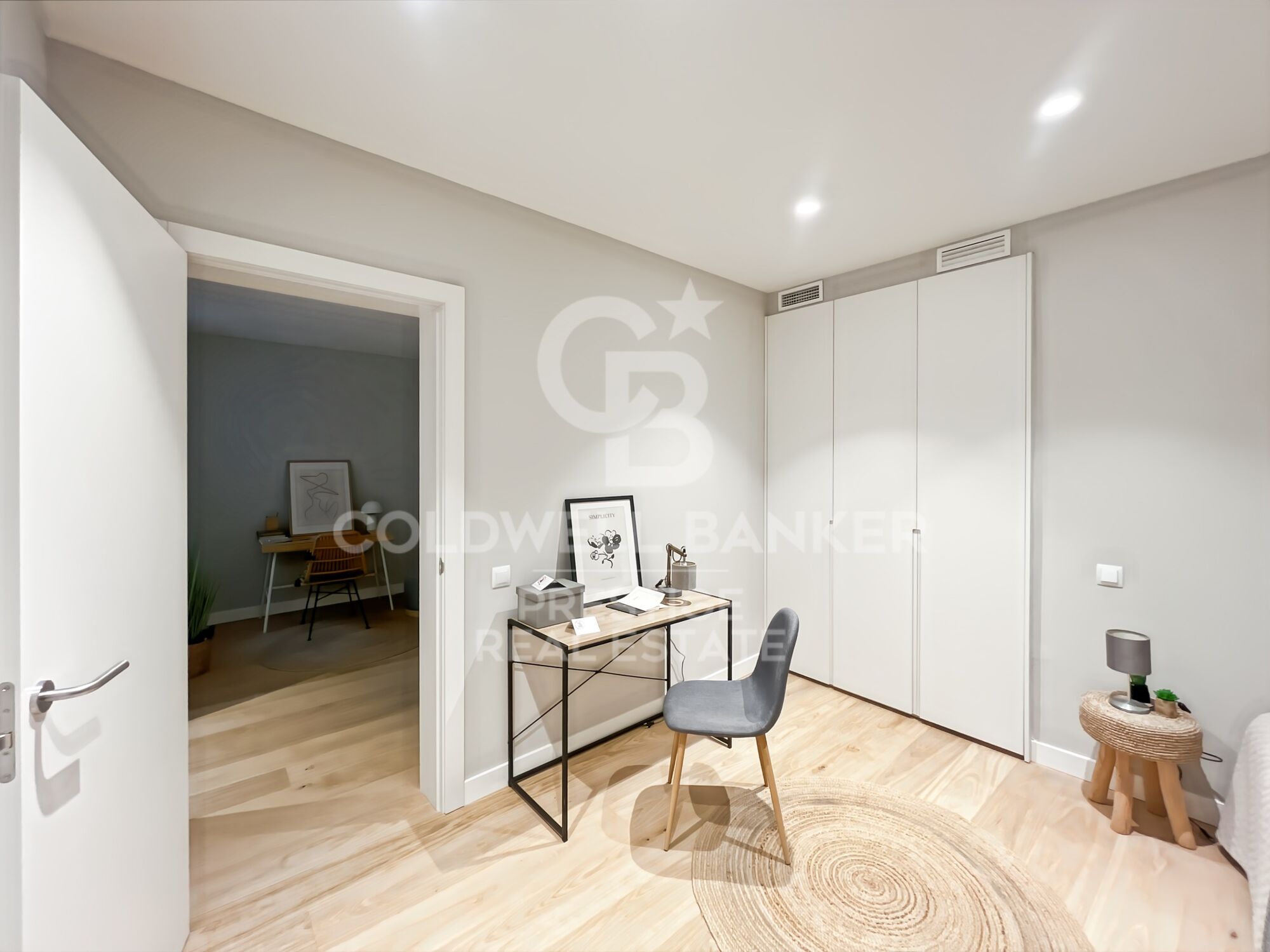 For sale renovated flat with terrace close to Paseo de Gracia