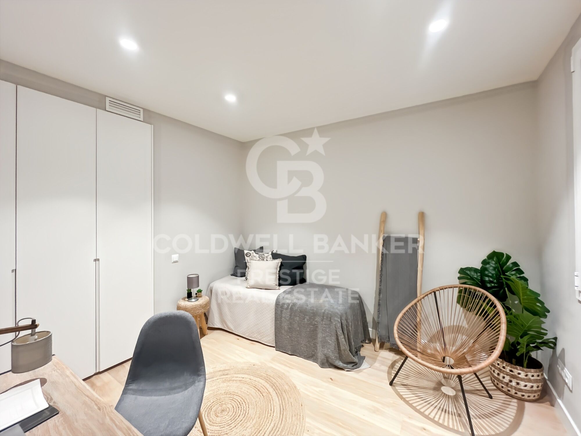 For sale renovated flat with terrace close to Paseo de Gracia