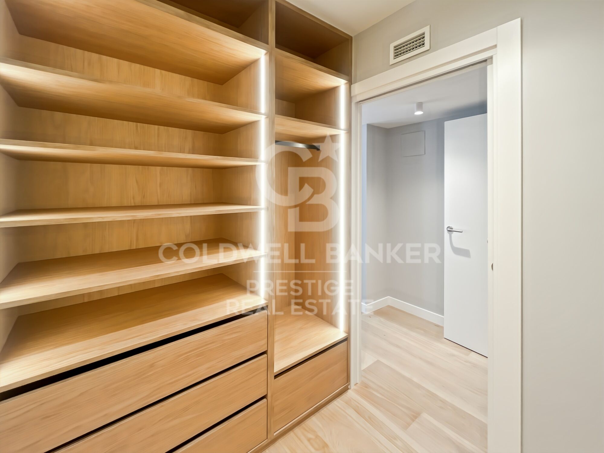 For sale renovated flat with terrace close to Paseo de Gracia