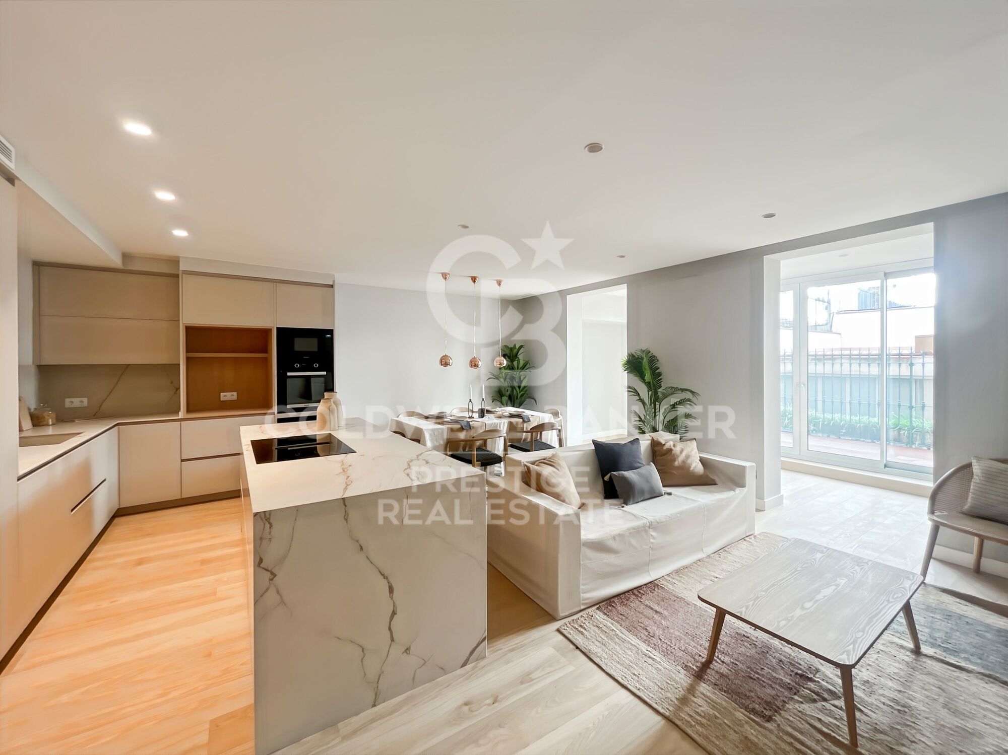 For sale renovated flat with terrace close to Paseo de Gracia