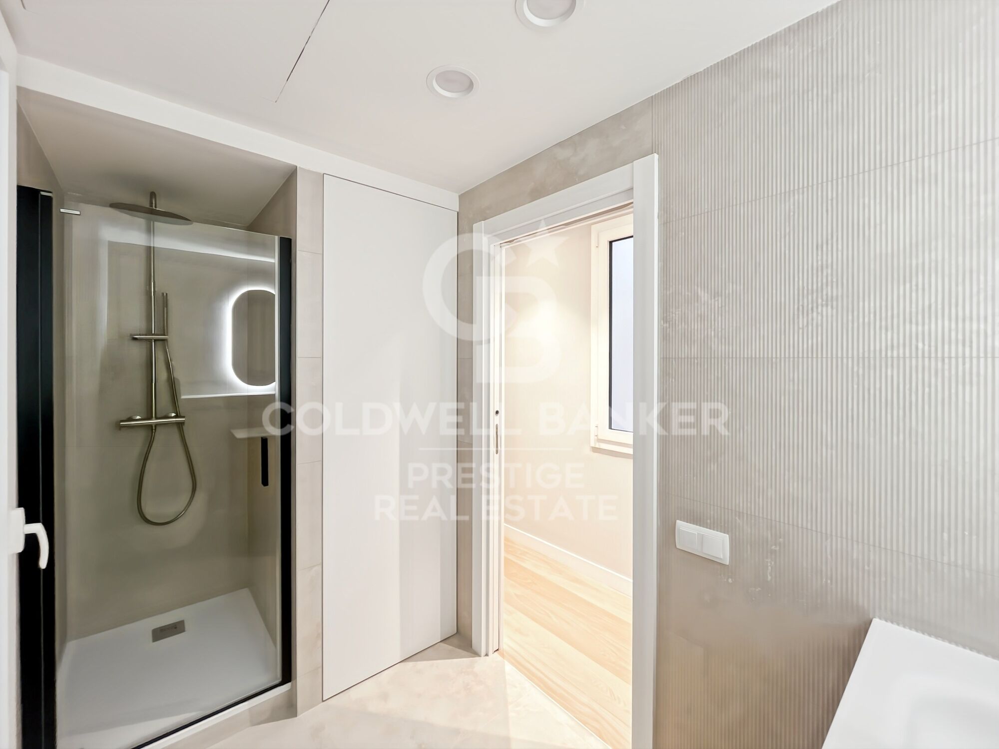 For sale renovated flat with terrace close to Paseo de Gracia