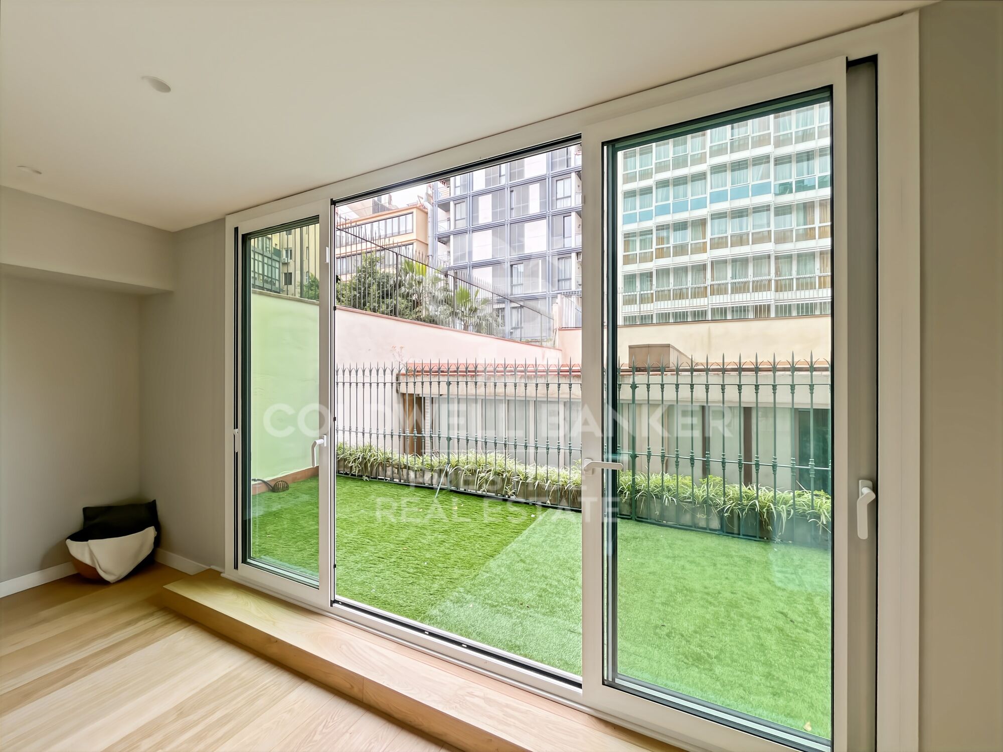 For sale renovated flat with terrace close to Paseo de Gracia