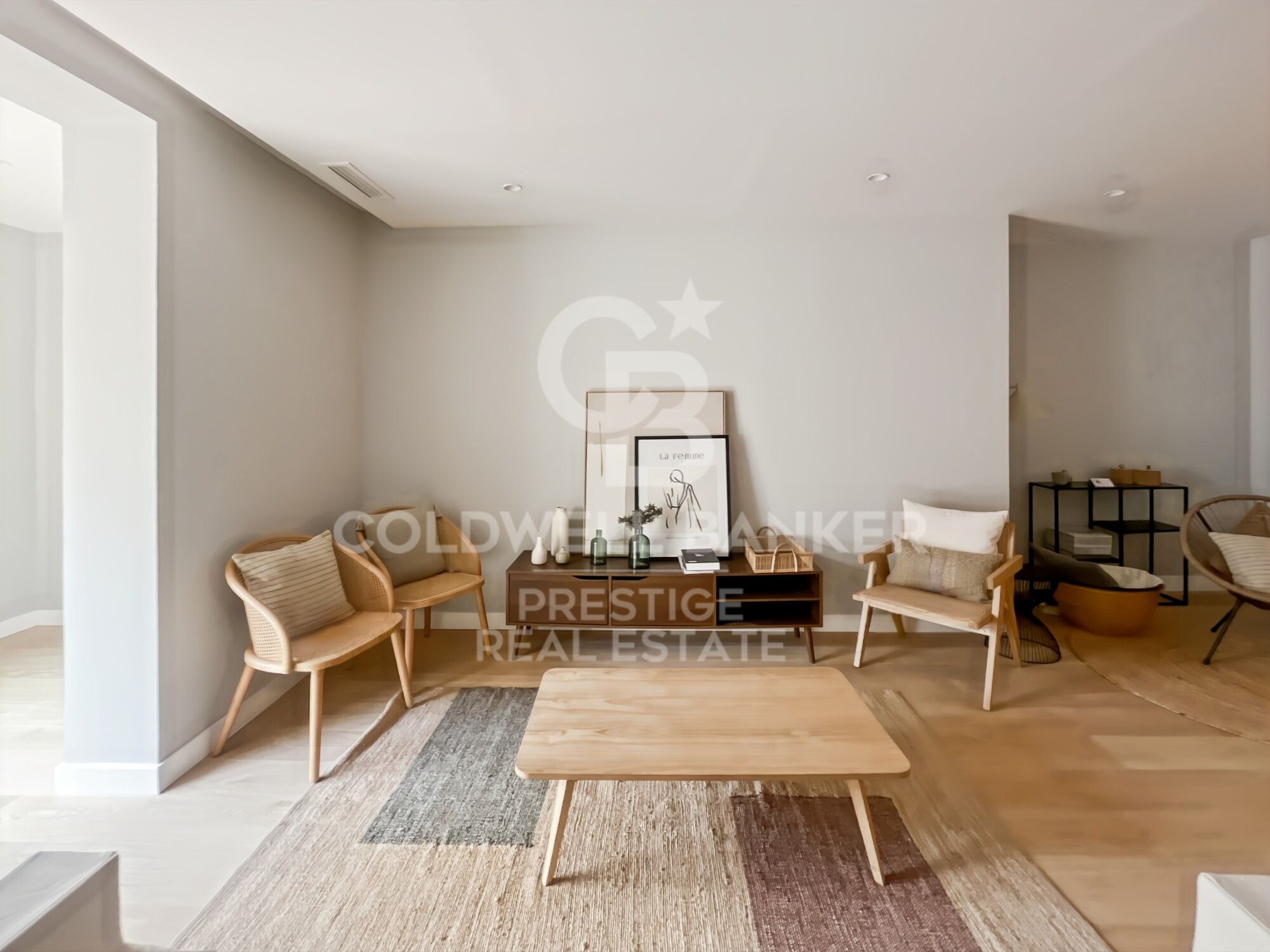 For sale renovated flat with terrace close to Paseo de Gracia