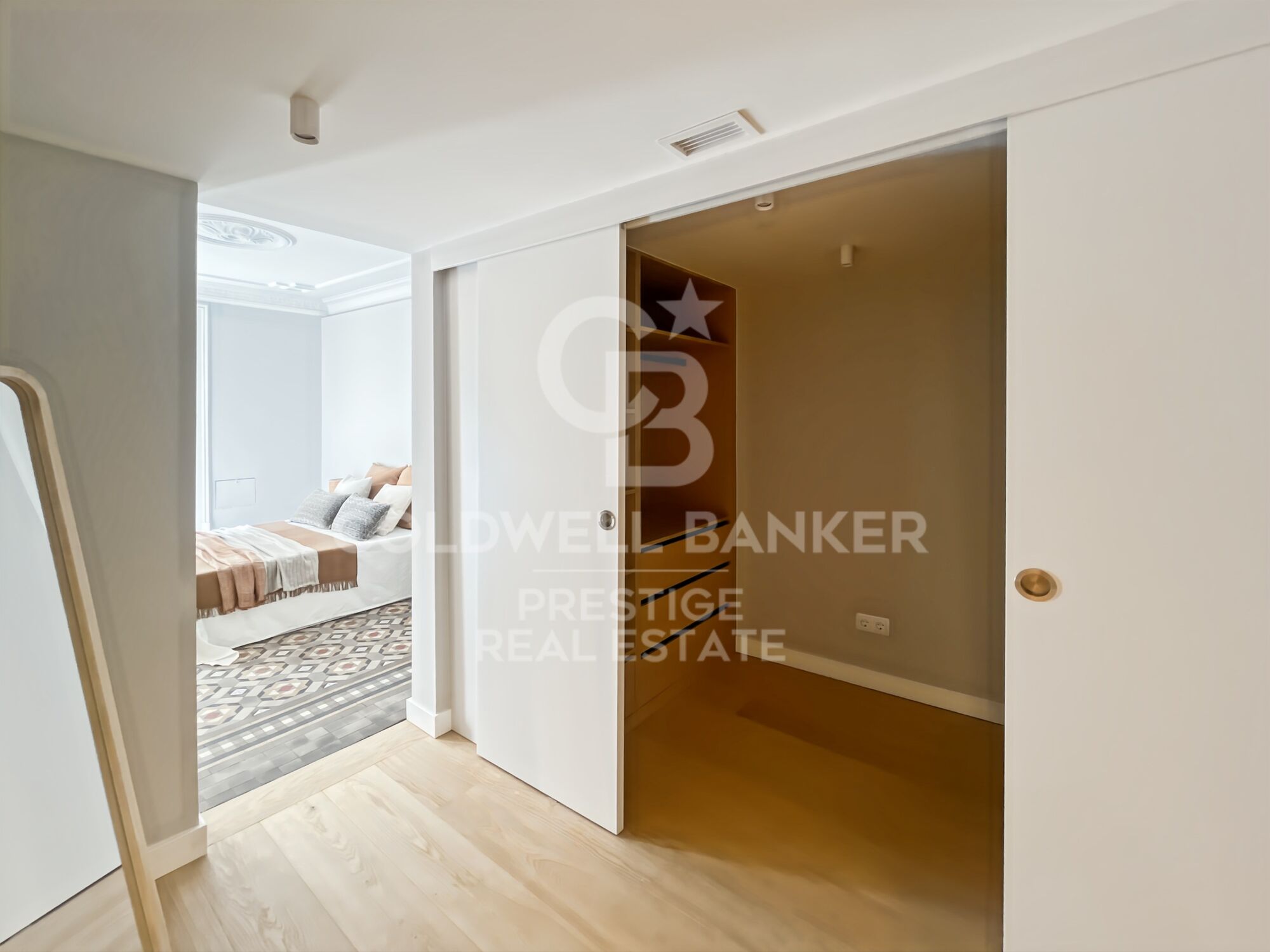 En venta piso reformado con terraza cerca de Paseo de Gracia