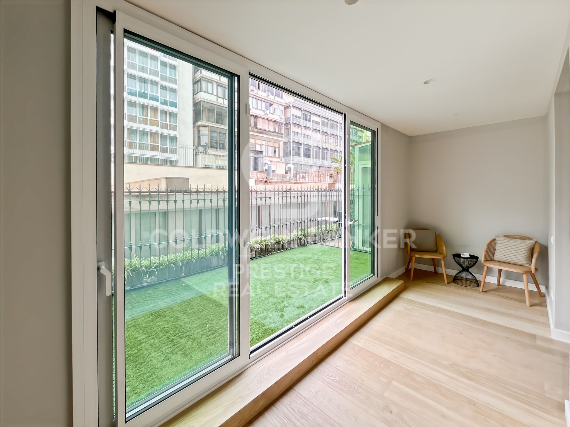 For sale renovated flat with terrace close to Paseo de Gracia