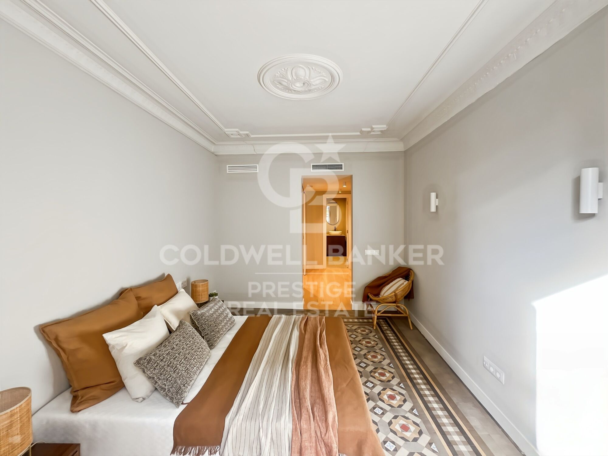 For sale renovated flat with terrace close to Paseo de Gracia