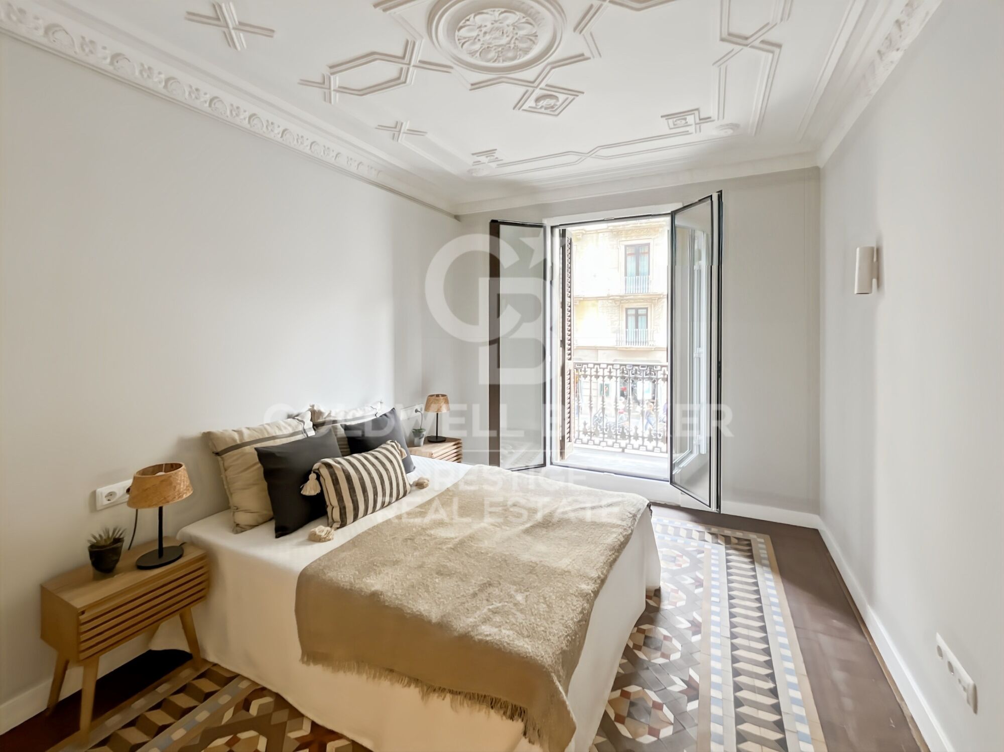 For sale renovated flat with terrace close to Paseo de Gracia