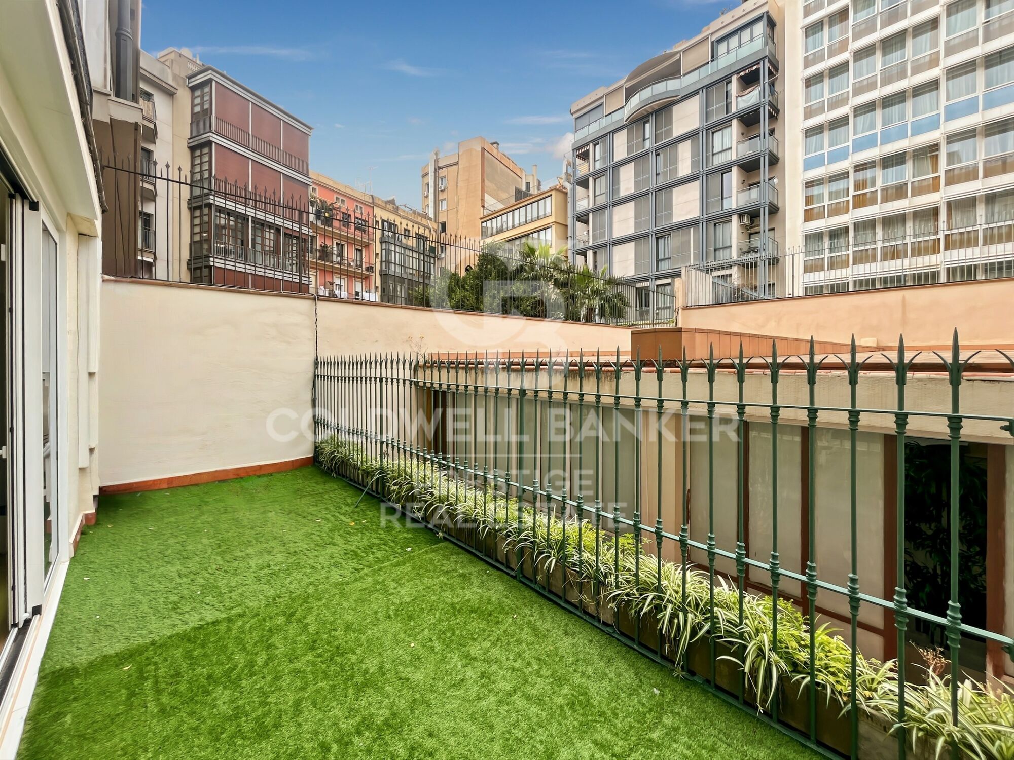 For sale renovated flat with terrace close to Paseo de Gracia