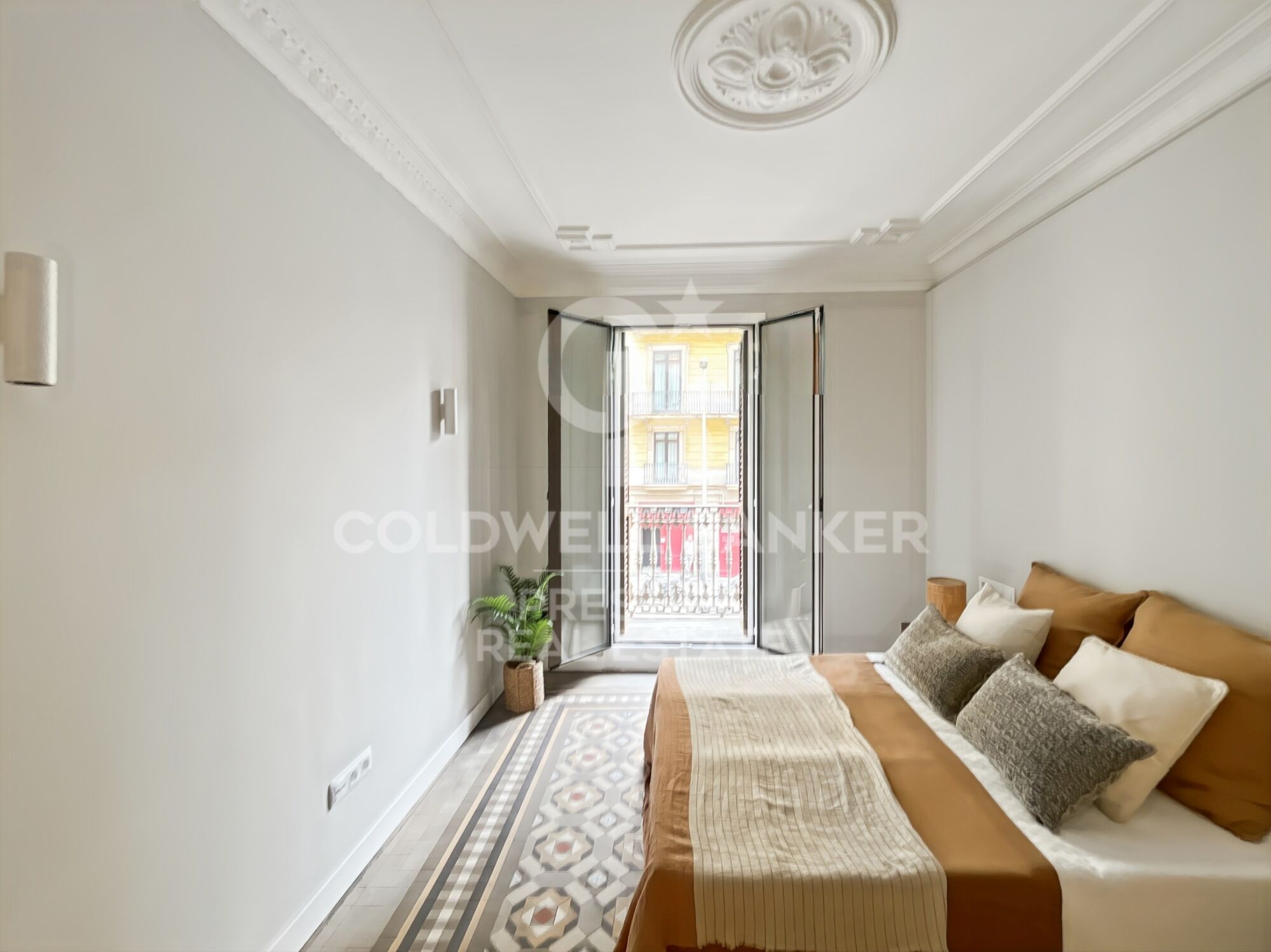 For sale renovated flat with terrace close to Paseo de Gracia