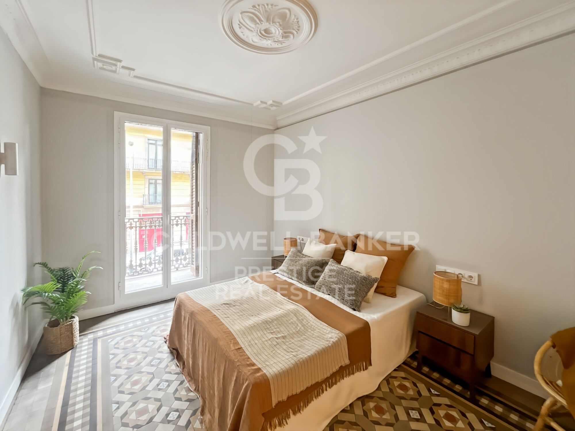 For sale renovated flat with terrace close to Paseo de Gracia