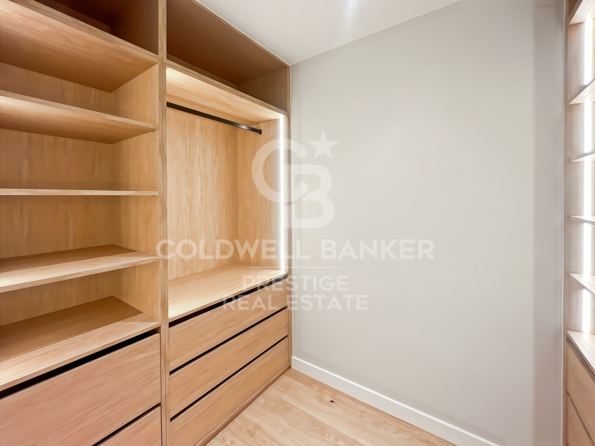 For sale renovated flat with terrace close to Paseo de Gracia