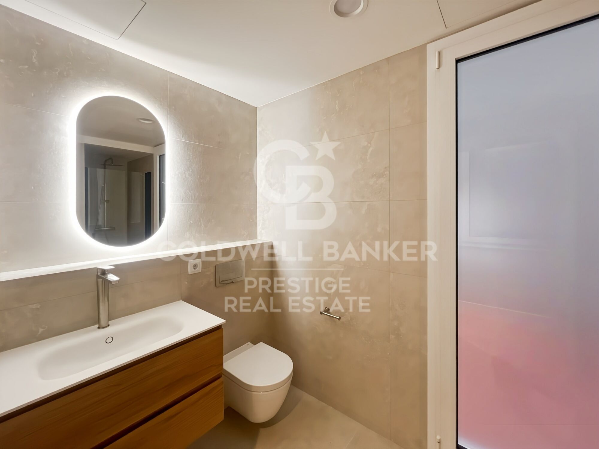 For sale renovated flat with terrace close to Paseo de Gracia