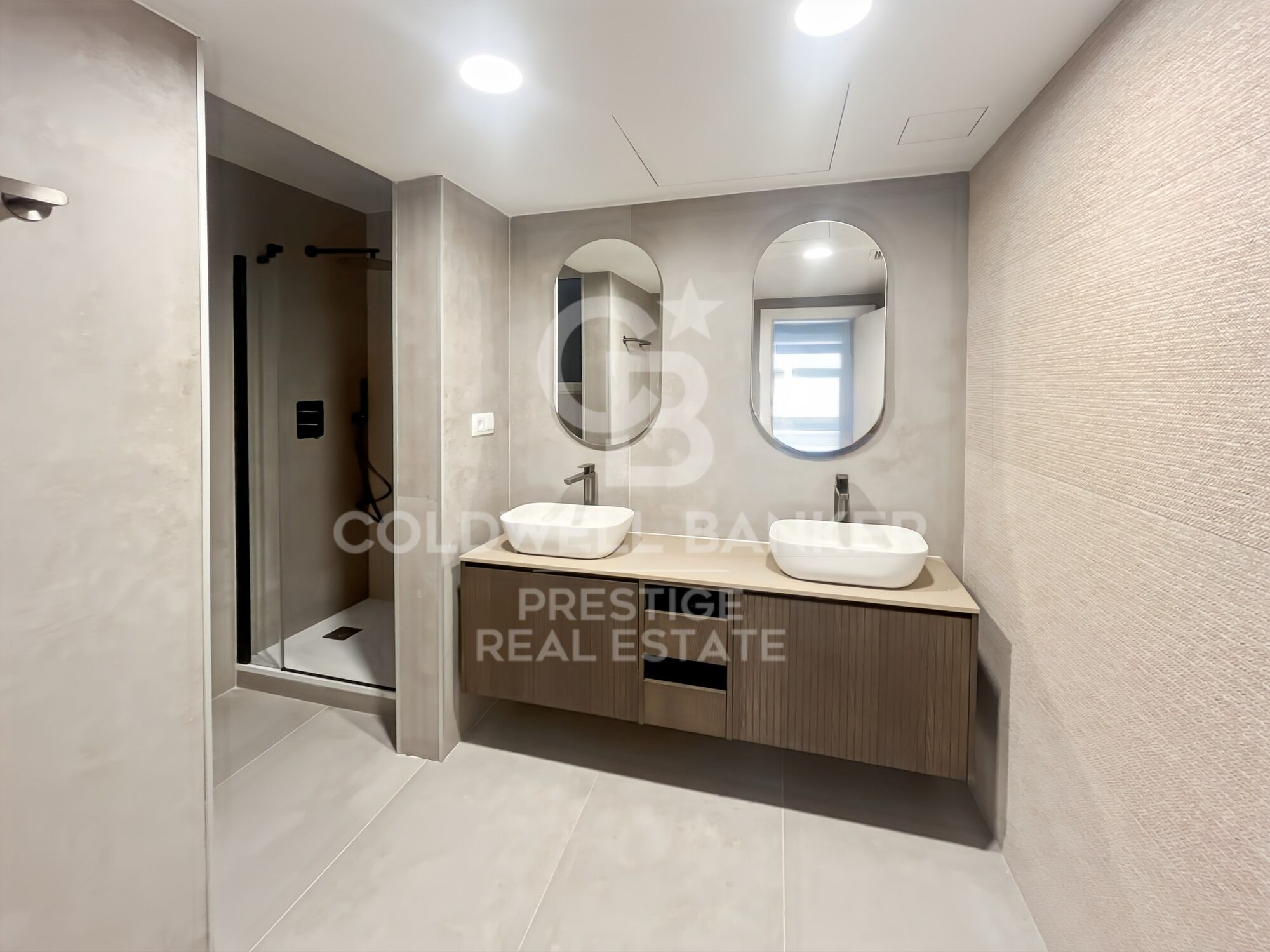 En venta piso reformado con terraza cerca de Paseo de Gracia