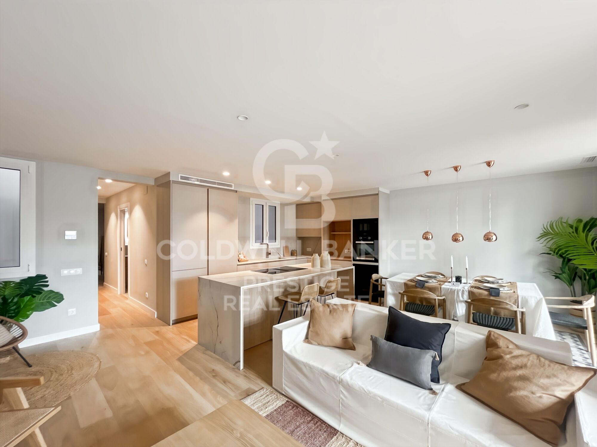 For sale renovated flat with terrace close to Paseo de Gracia