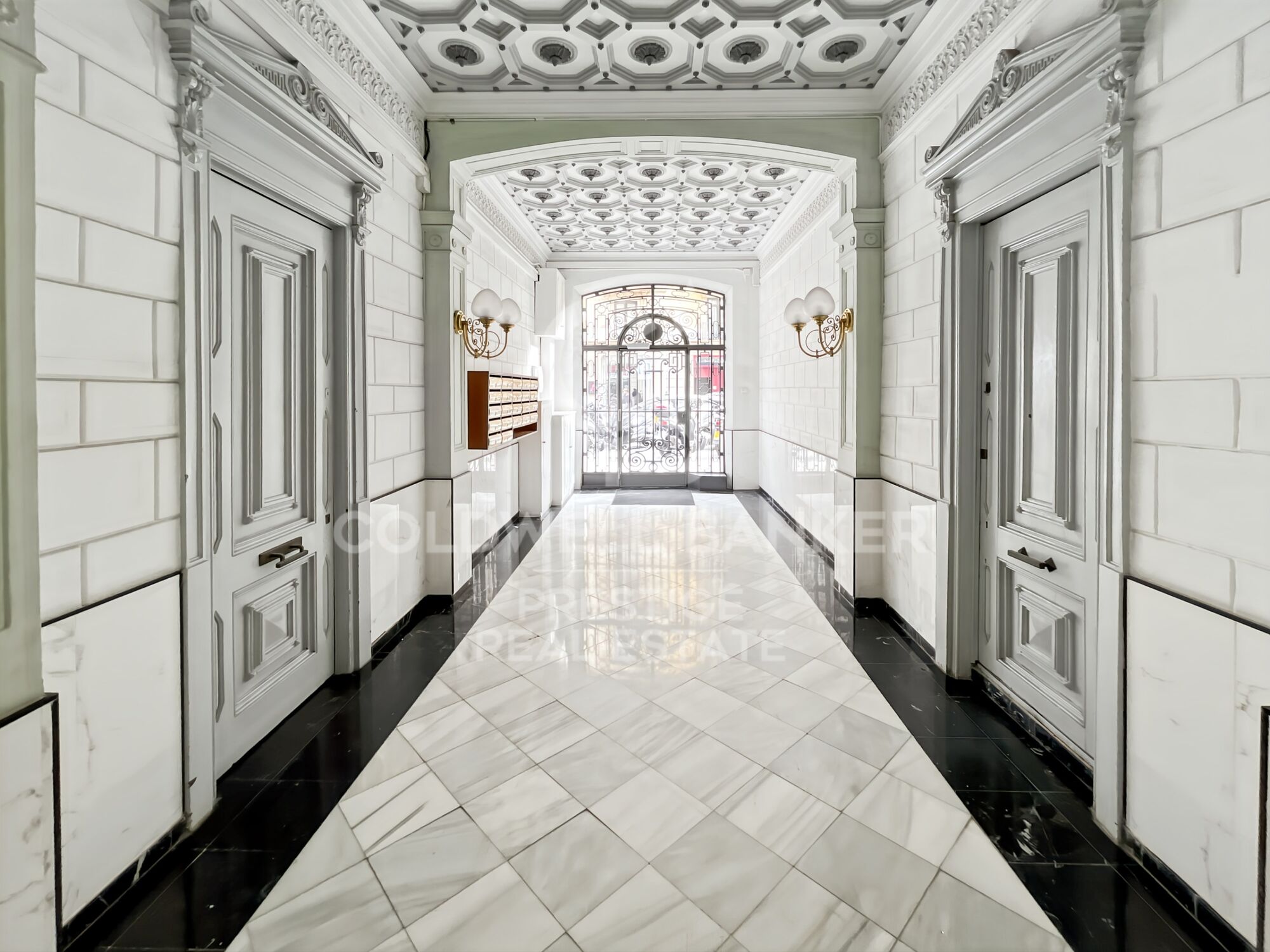 For sale renovated flat with terrace close to Paseo de Gracia