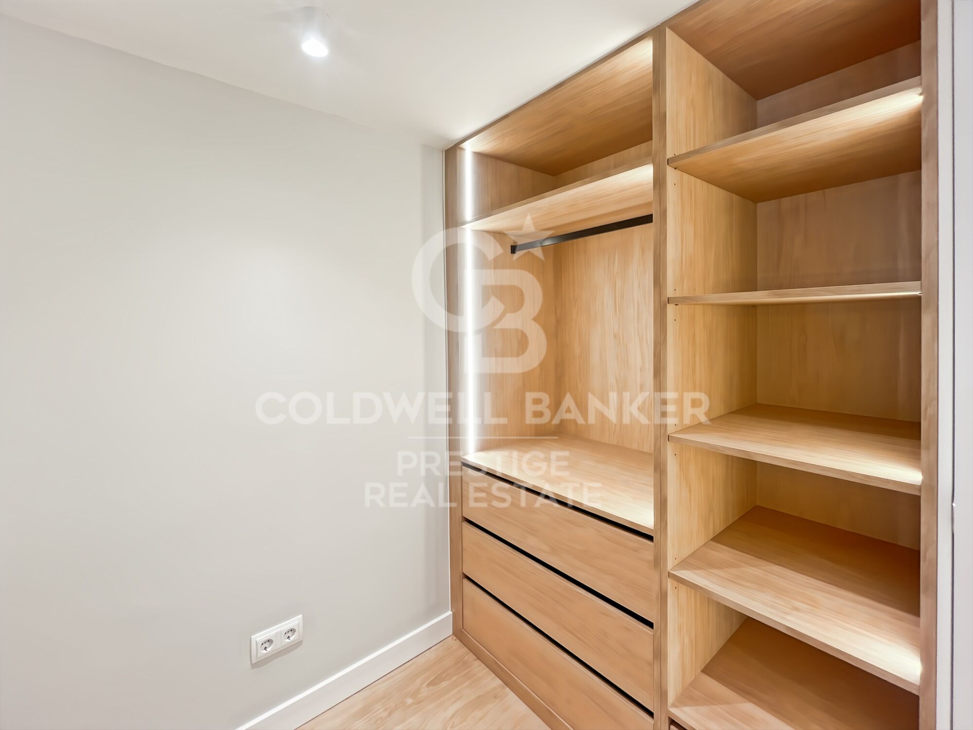 Renovated apartment for sale with terrace near Passeig de Gràcia
