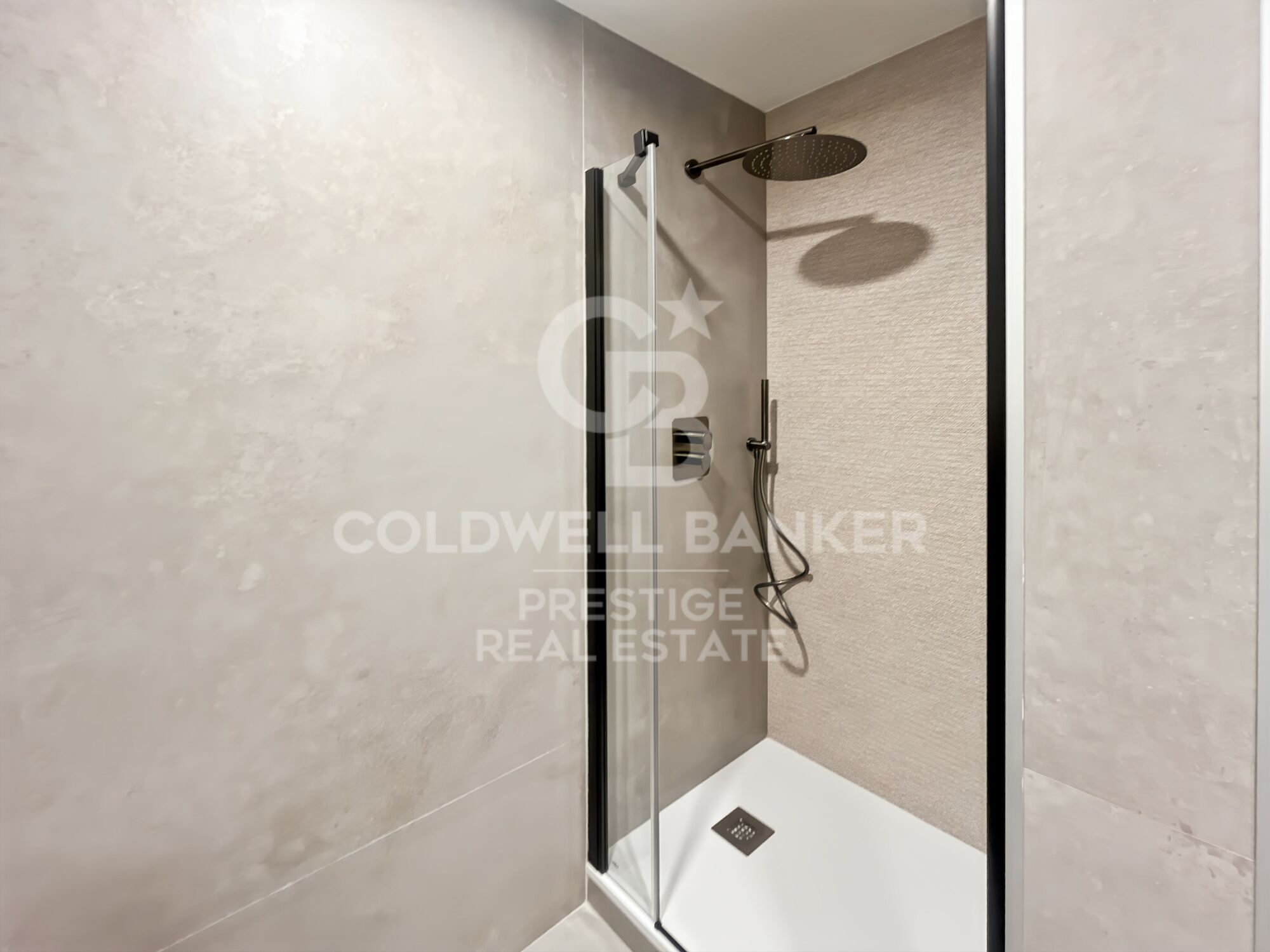 Renovated apartment for sale with terrace near Passeig de Gràcia