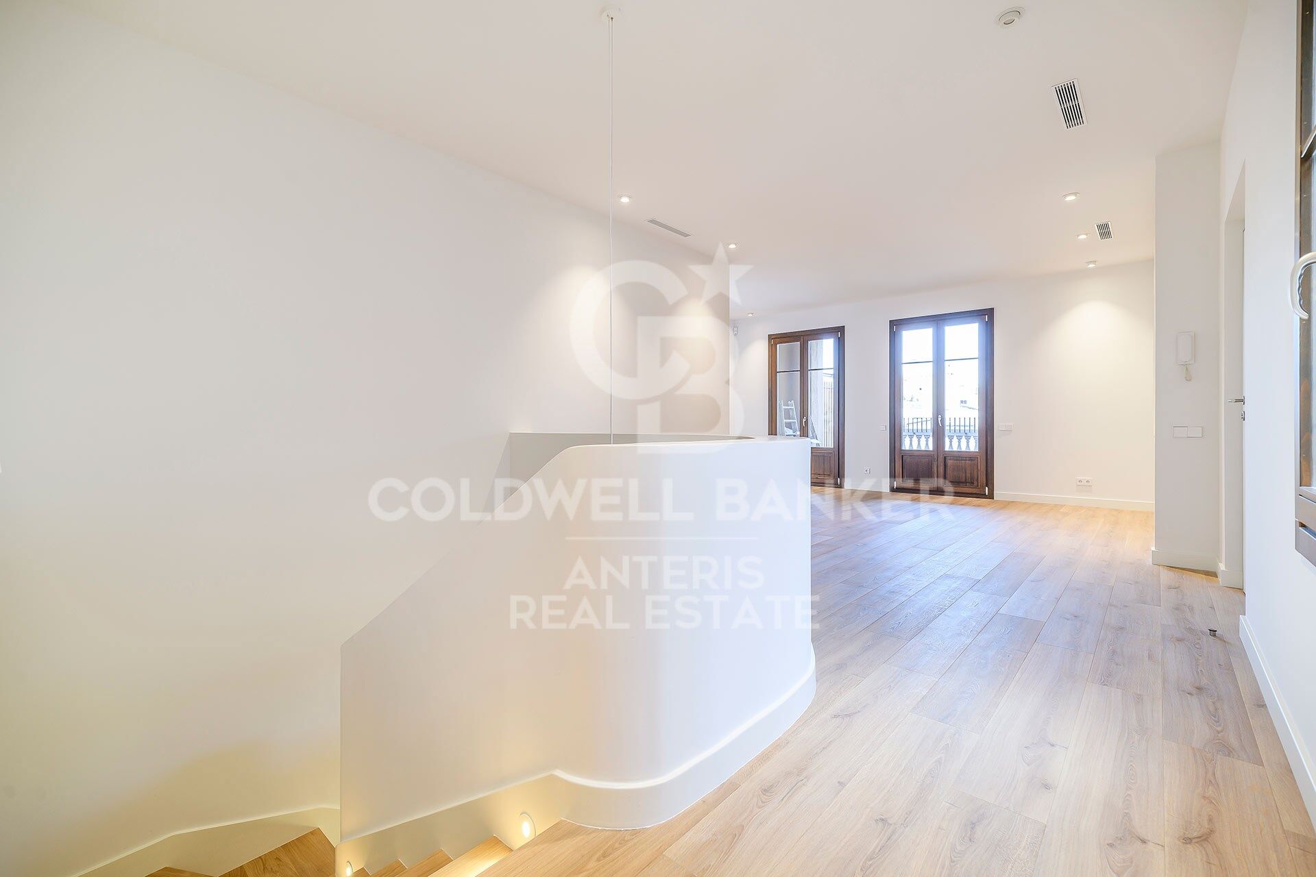 Exclusive duplex penthouse with terrace next to Paseo de Gracia