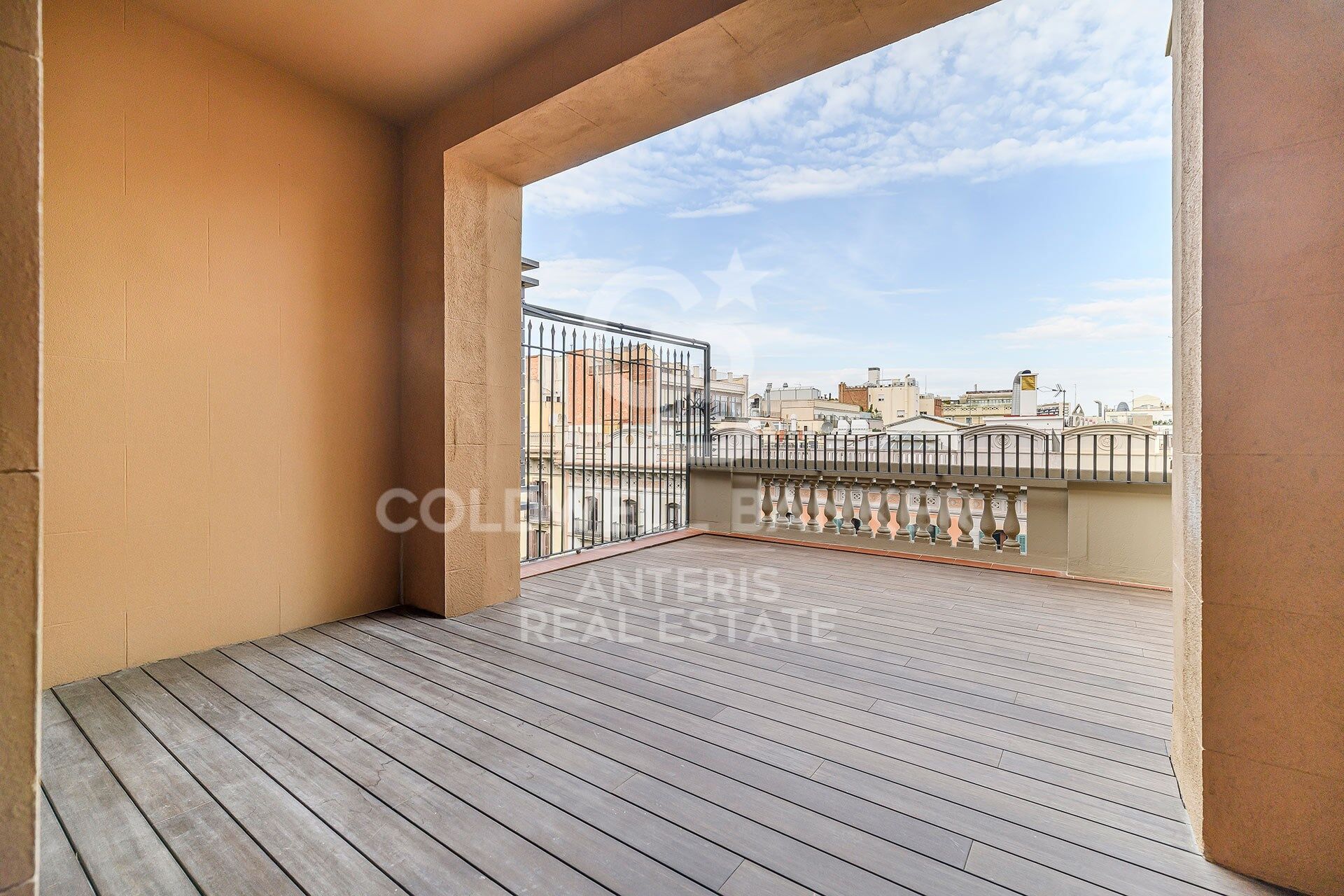 Exclusivo ático dúplex con terraza junto a Paseo de Gracia
