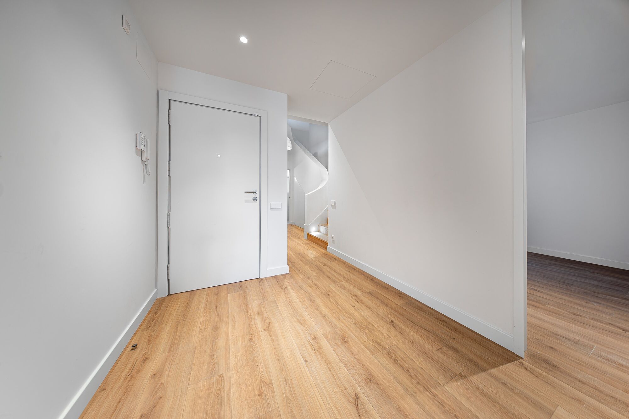 Exclusive duplex penthouse with terrace next to Paseo de Gracia