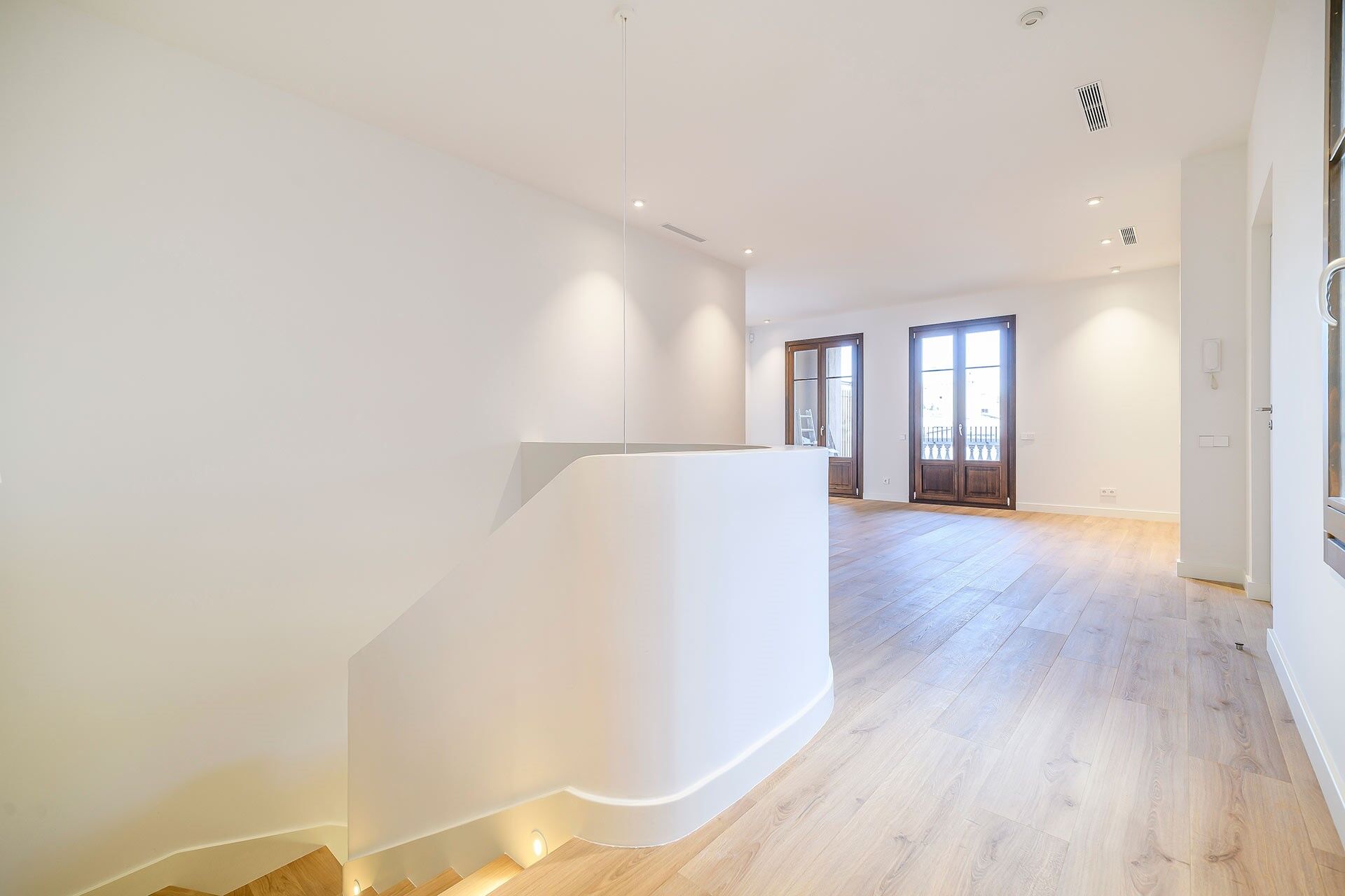 Exclusive duplex penthouse with terrace next to Paseo de Gracia
