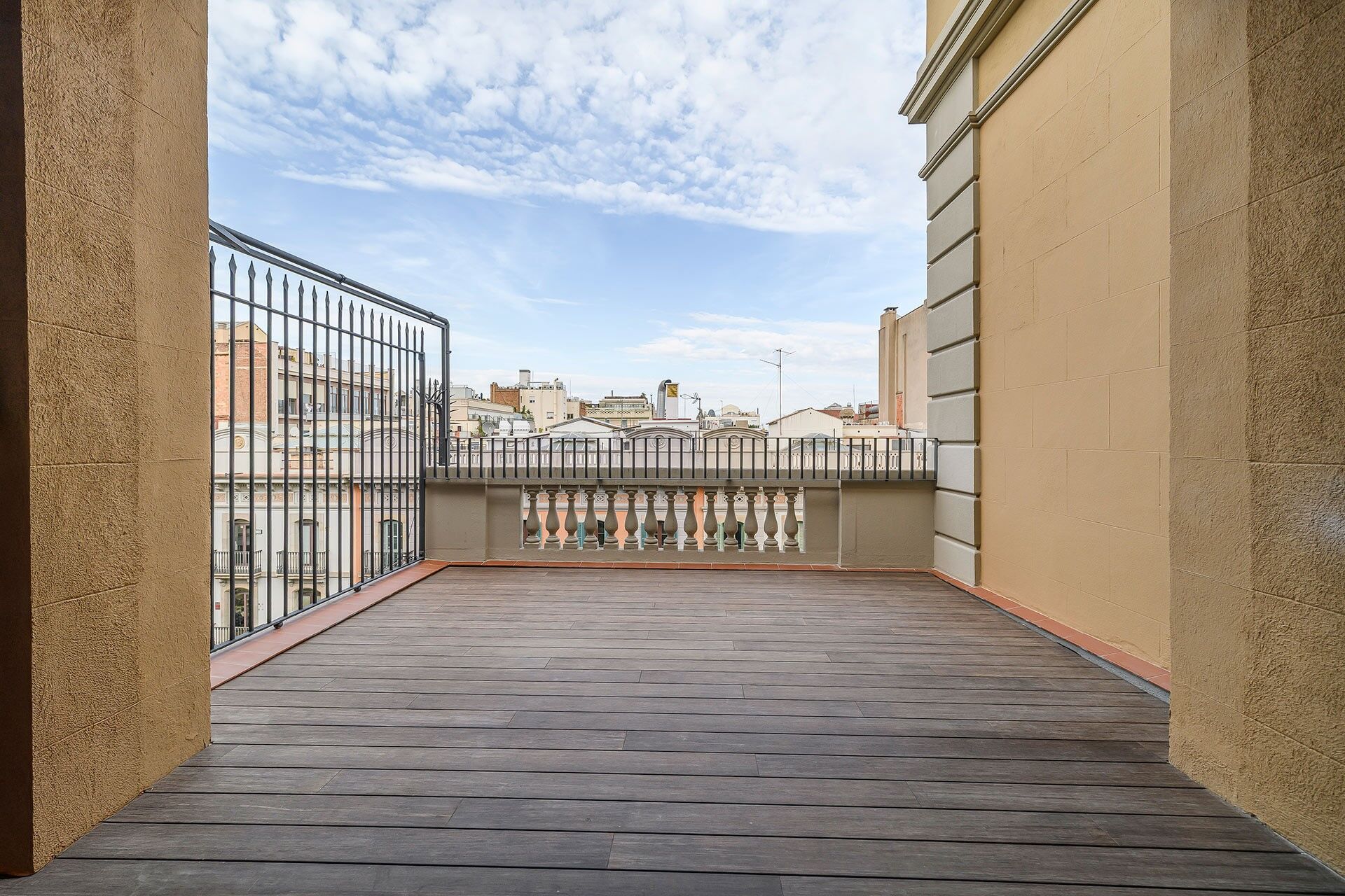 Exclusive duplex penthouse with terrace next to Paseo de Gracia