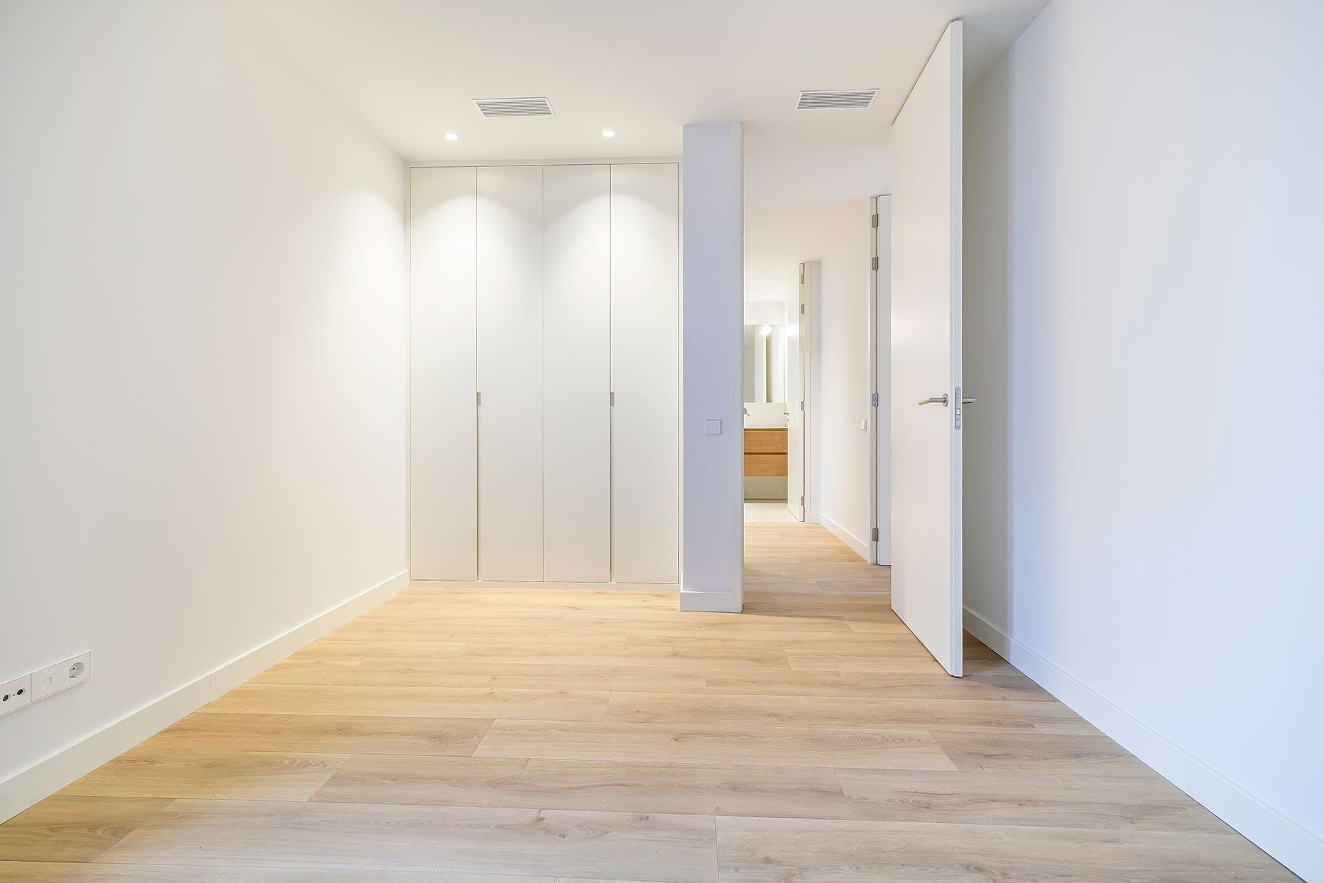 Exclusive duplex penthouse with terrace next to Paseo de Gracia