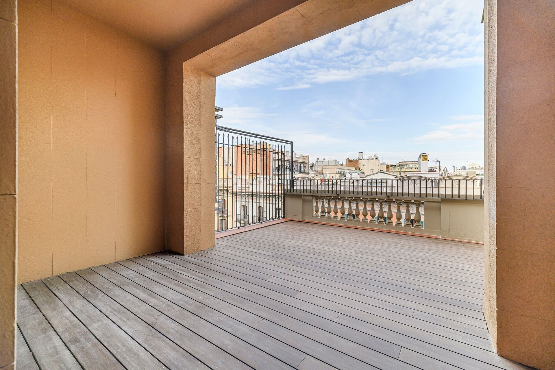Exclusive duplex penthouse with terrace next to Paseo de Gracia