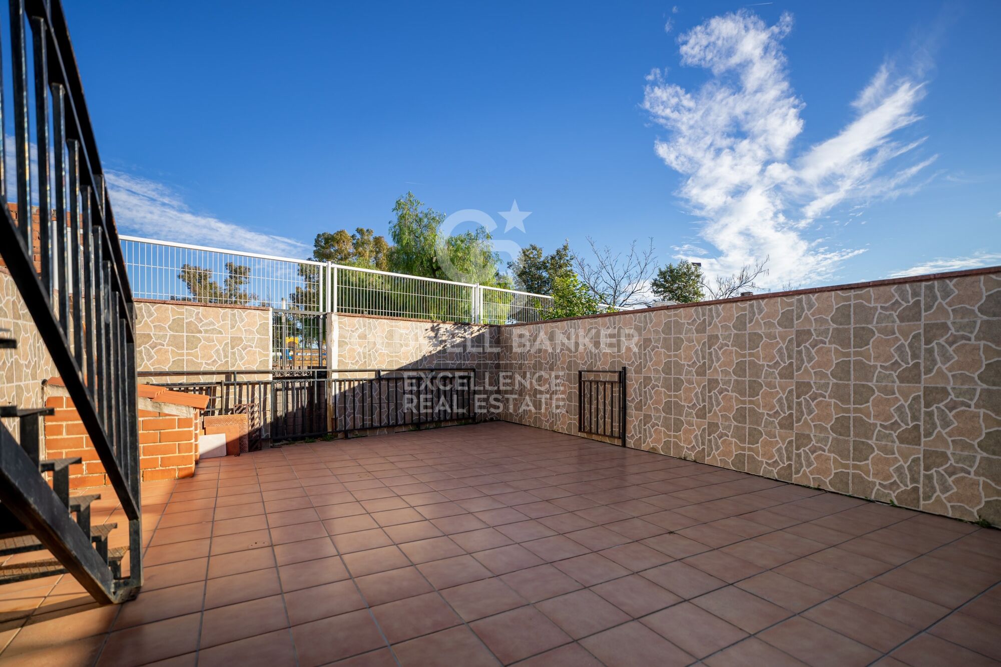 Geräumiges Reihenhaus mit Terrassen und viel Tageslicht, nur wenige Minuten von Castellón entfernt