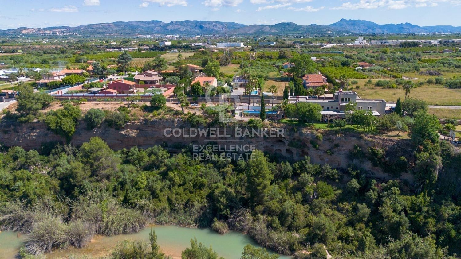 Spacious townhouse with terraces and great natural light just minutes from Castellón