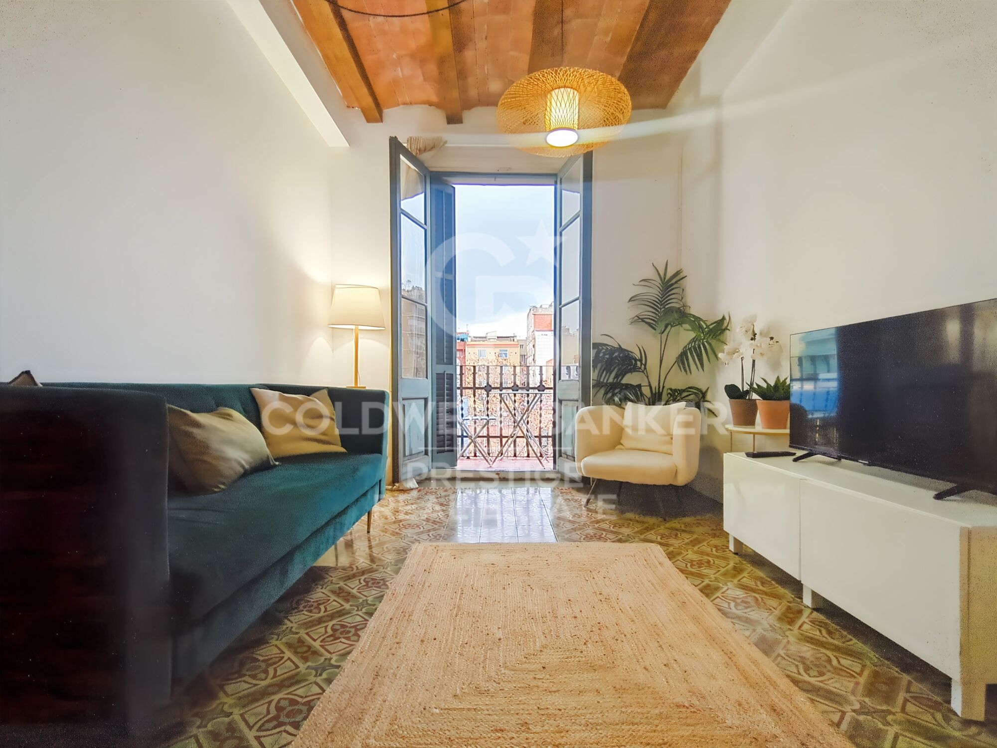 Apartment with original floors and Catalan vaulted ceiling in Eixample, Barcelona