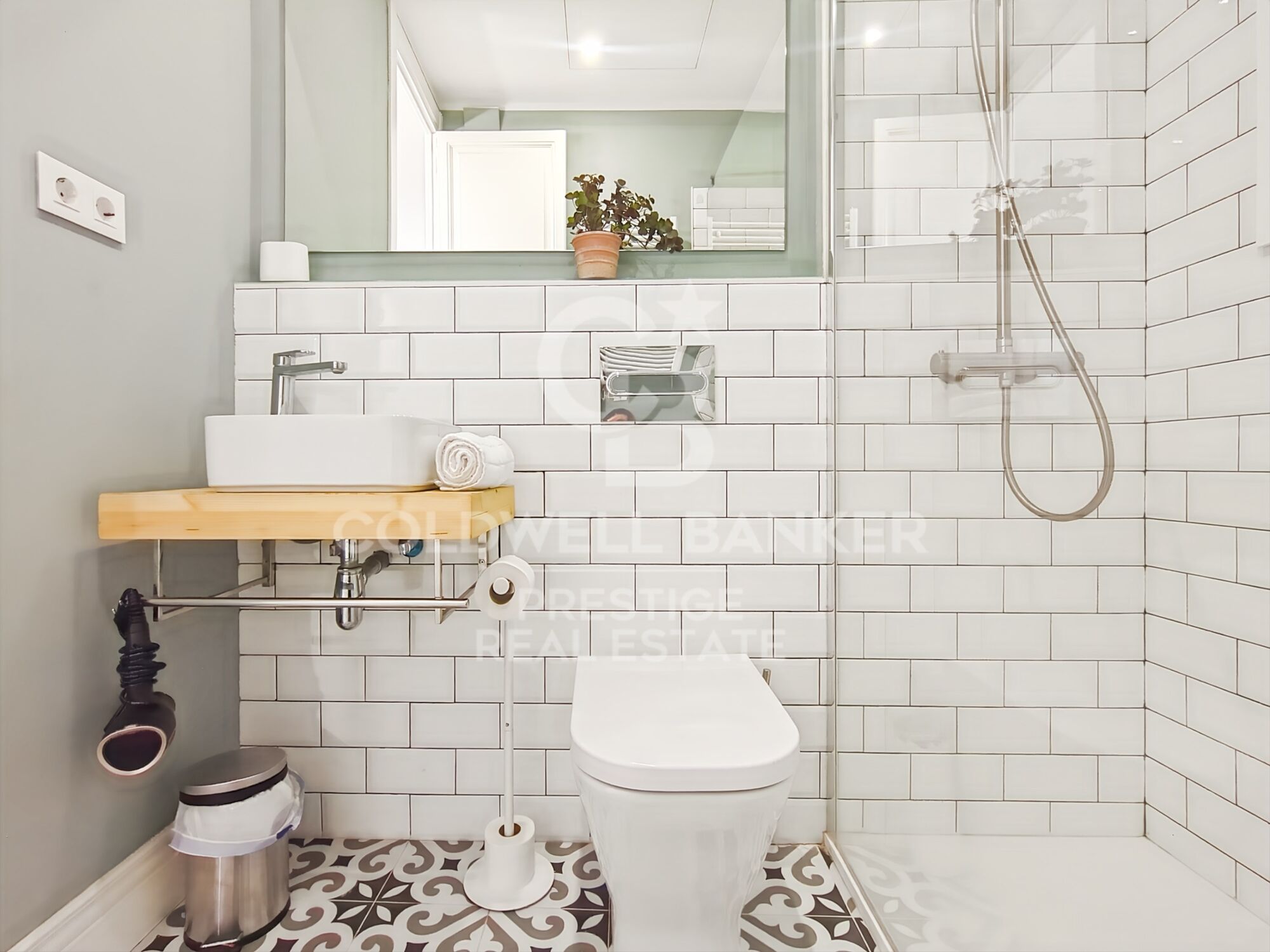 Apartment with original floors and Catalan vaulted ceiling in Eixample, Barcelona