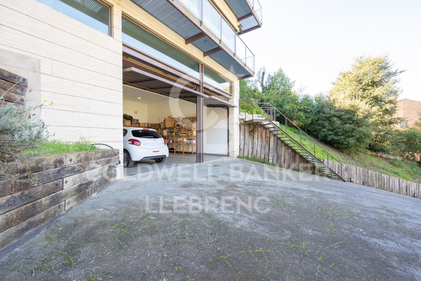 Maison merveilleuse, super lumineuse avec un jardin dans un environnement privilégié